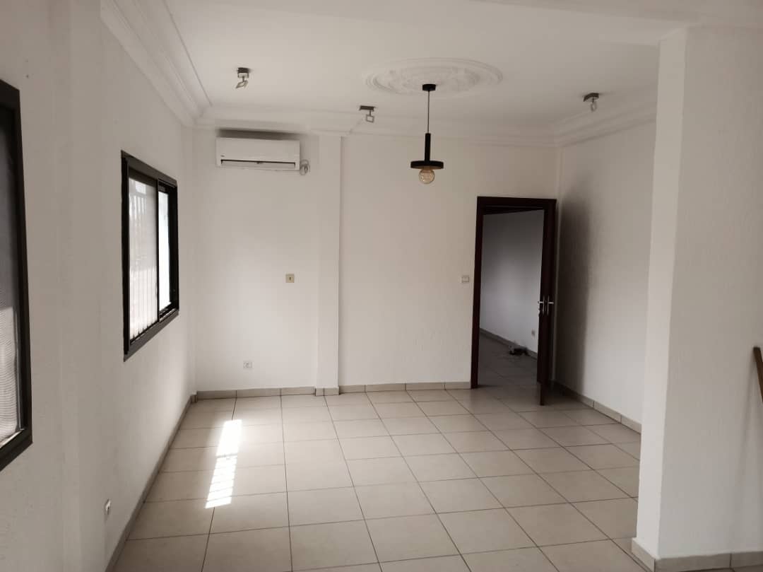 Apartment to rent - Douala, Bonamoussadi, Résidentiel - 1 living room(s), 3 bedroom(s), 2 bathroom(s) - 600 000 FCFA / month