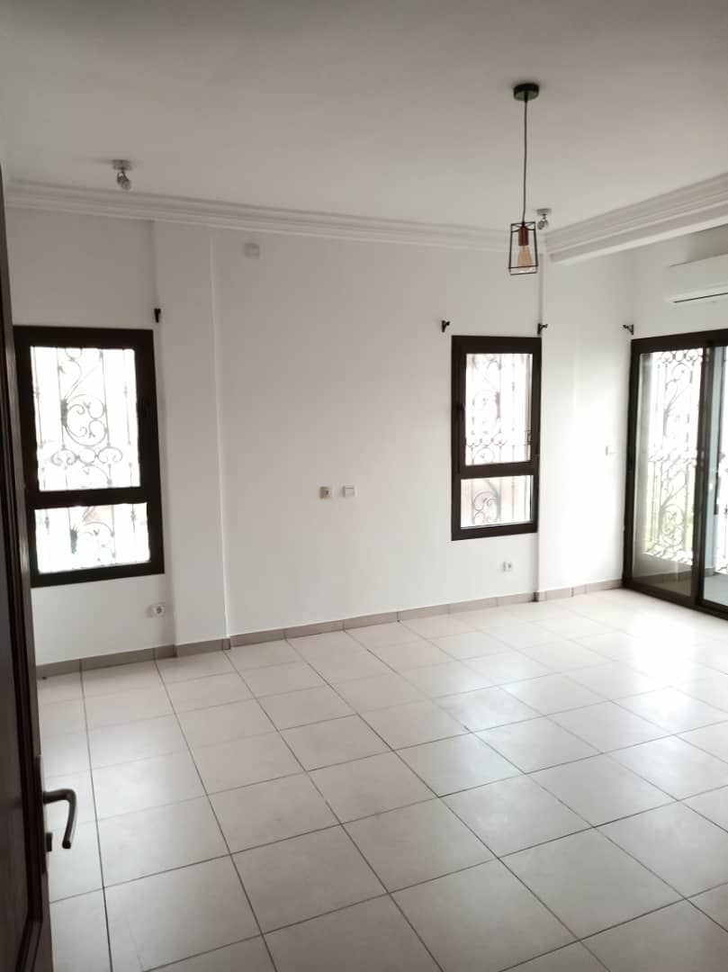Apartment to rent - Douala, Bonamoussadi, Résidentiel - 1 living room(s), 3 bedroom(s), 2 bathroom(s) - 600 000 FCFA / month