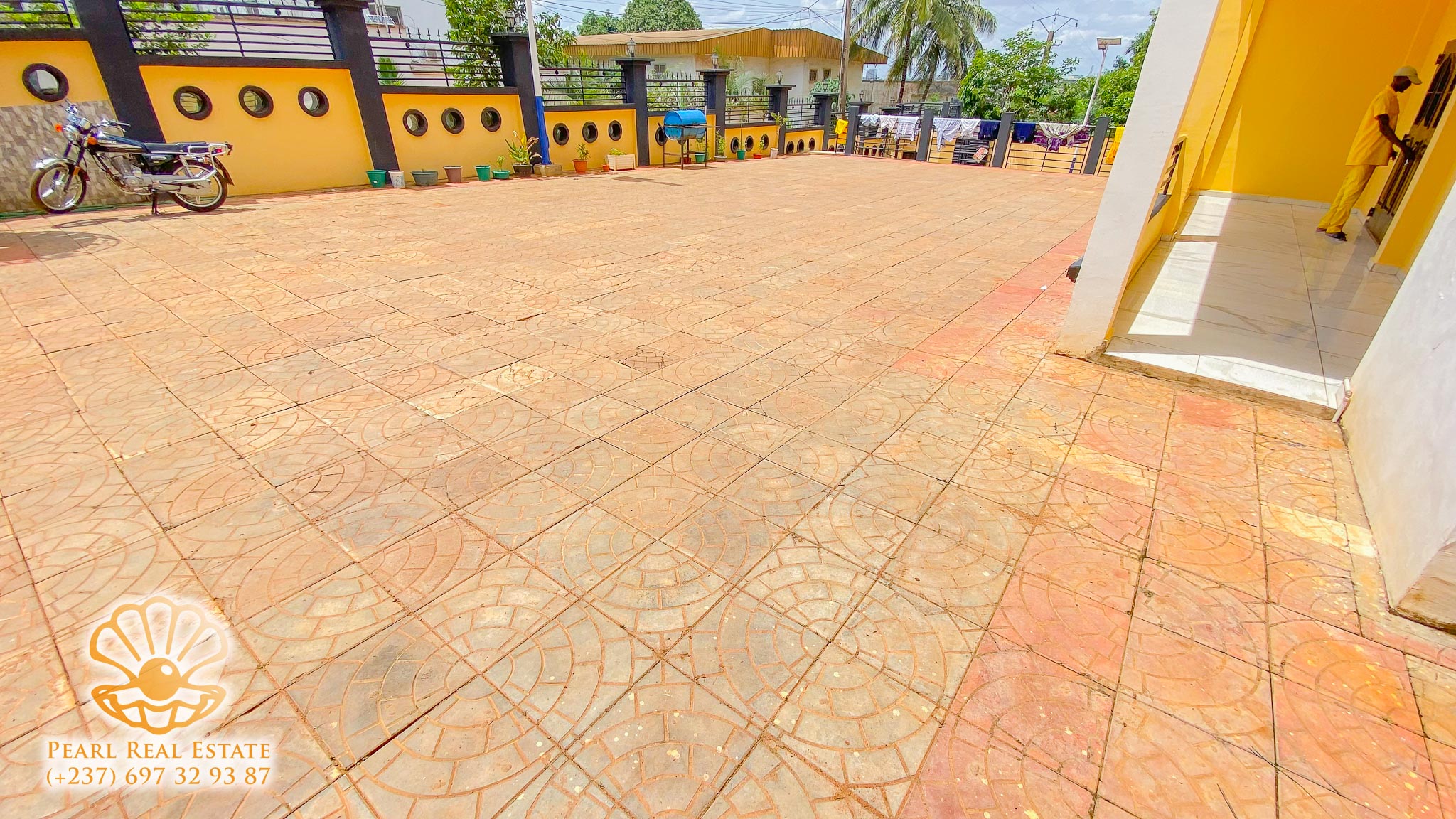 Appartement à louer - Yaoundé, Bastos, Nouvelle route - 1 salon(s), 3 chambre(s), 2 salle(s) de bains - 800 000 FCFA / mois
