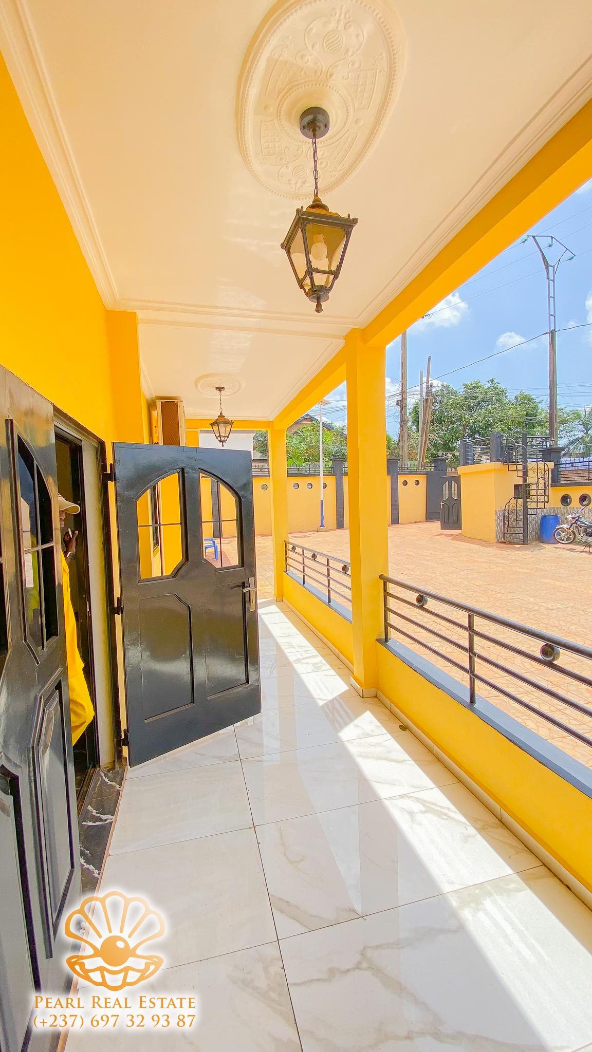 Appartement à louer - Yaoundé, Bastos, Nouvelle route - 1 salon(s), 3 chambre(s), 2 salle(s) de bains - 800 000 FCFA / mois