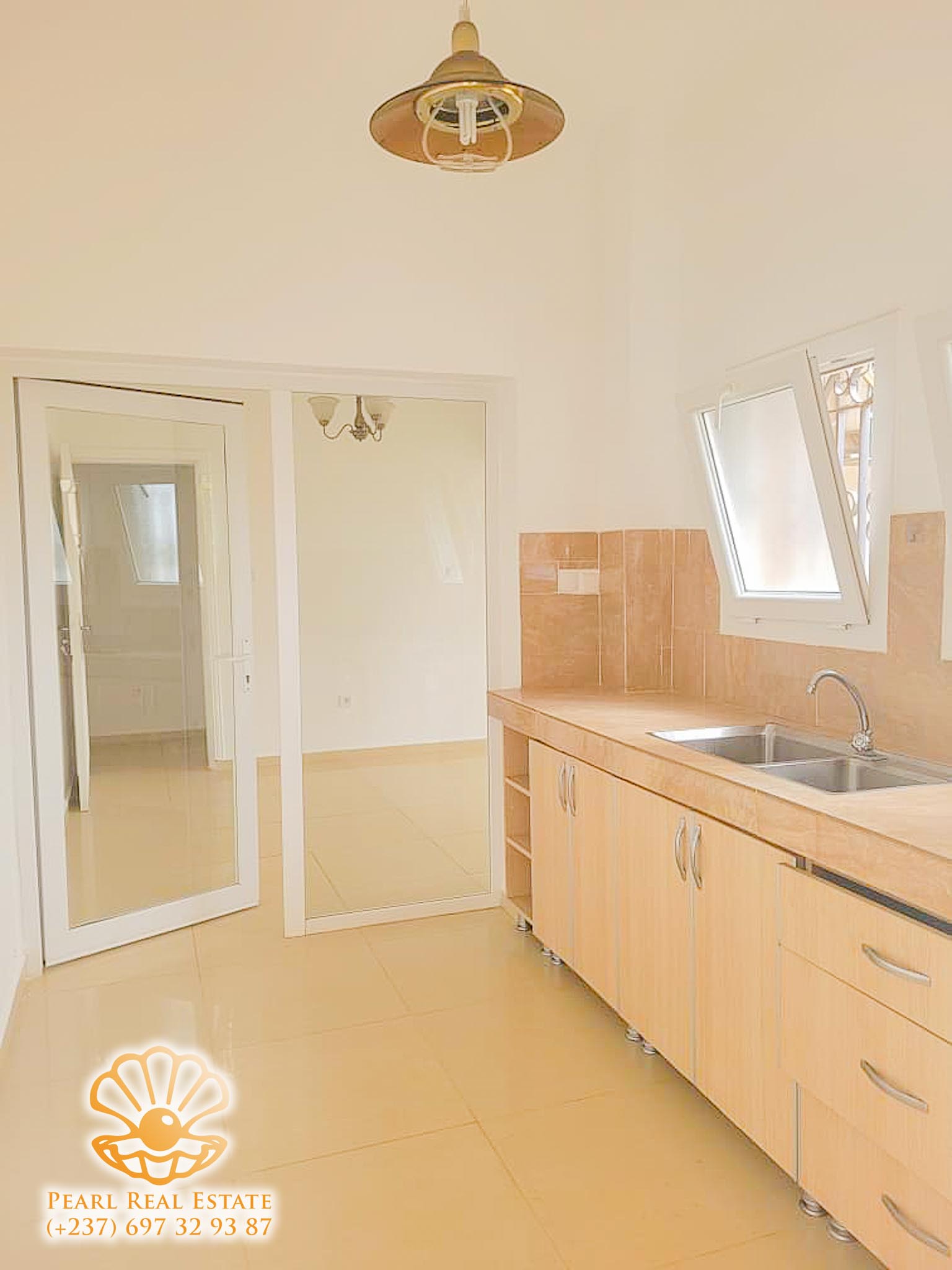 Appartement à louer - Yaoundé, Bastos, Ambassade de Chine - 1 salon(s), 2 chambre(s), 1 salle(s) de bains - 700 000 FCFA / mois