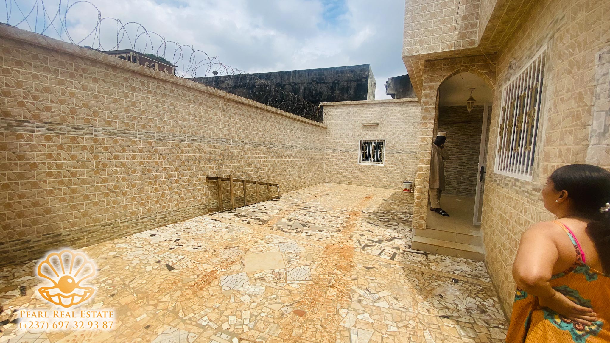 Apartment to rent - Yaoundé, Mbankolo, Golf - 1 living room(s), 3 bedroom(s), 2 bathroom(s) - 500 000 FCFA / month