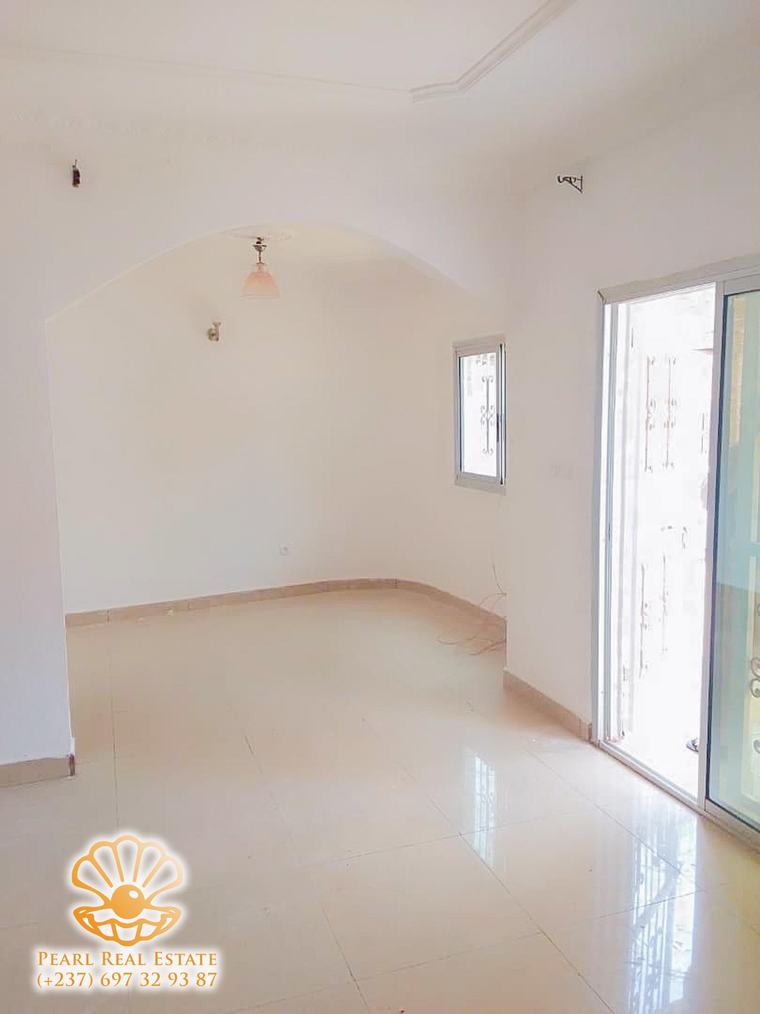 Appartement à louer - Yaoundé, Mbankolo, Golf - 1 salon(s), 3 chambre(s), 2 salle(s) de bains - 500 000 FCFA / mois