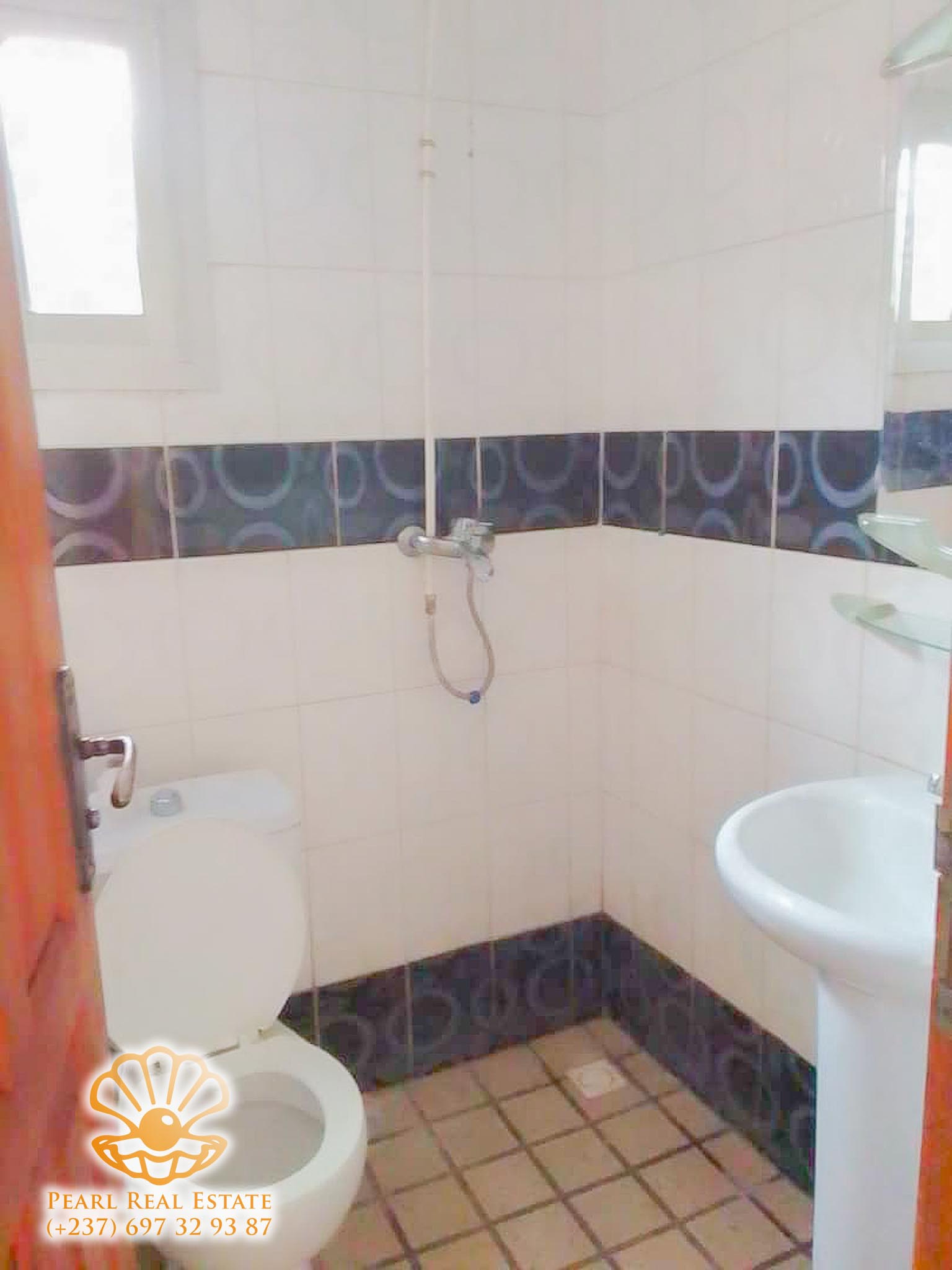 Appartement à louer - Yaoundé, Mbankolo, Golf - 1 salon(s), 3 chambre(s), 2 salle(s) de bains - 500 000 FCFA / mois