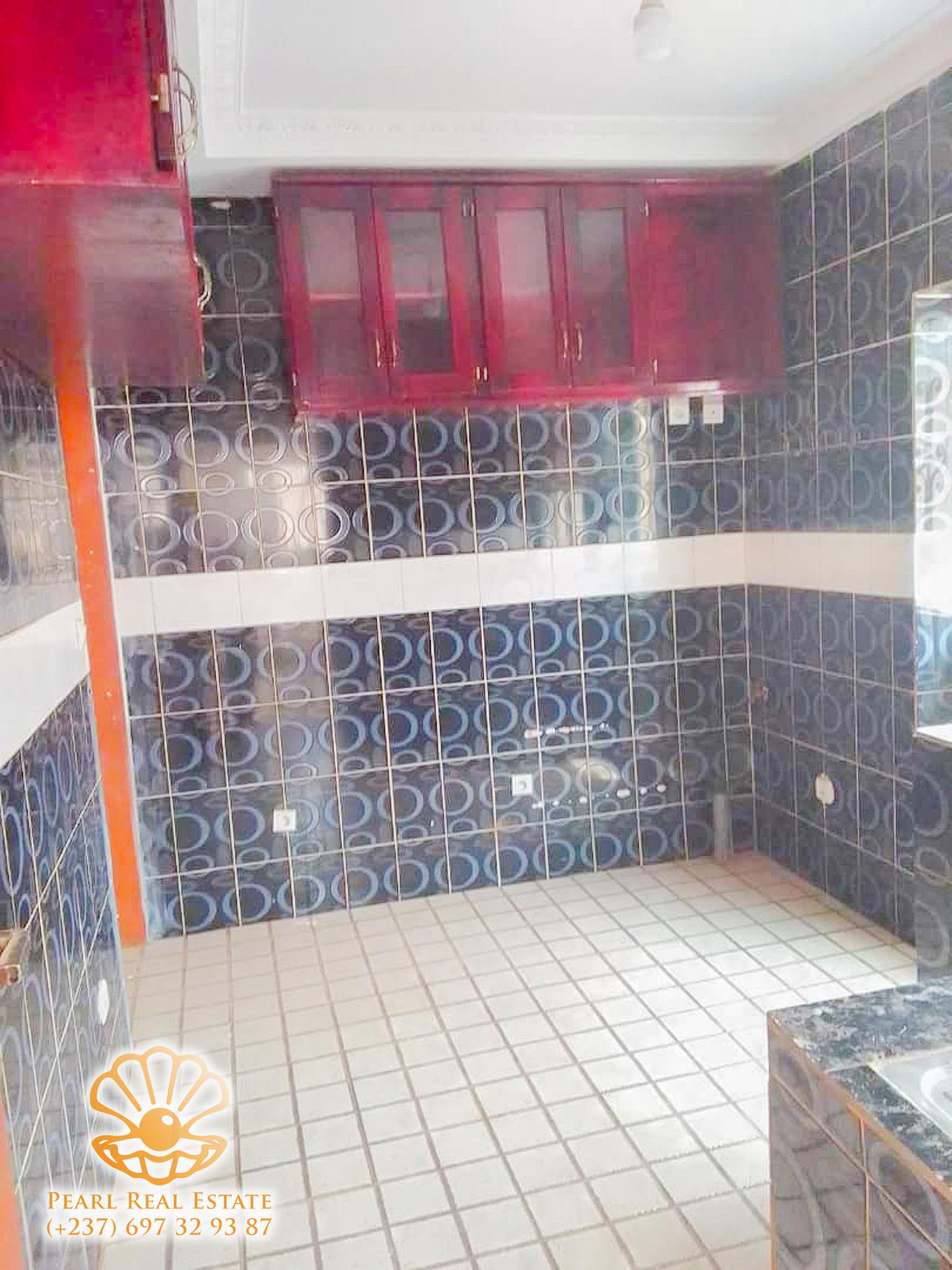 Appartement à louer - Yaoundé, Mbankolo, Golf - 1 salon(s), 3 chambre(s), 2 salle(s) de bains - 500 000 FCFA / mois