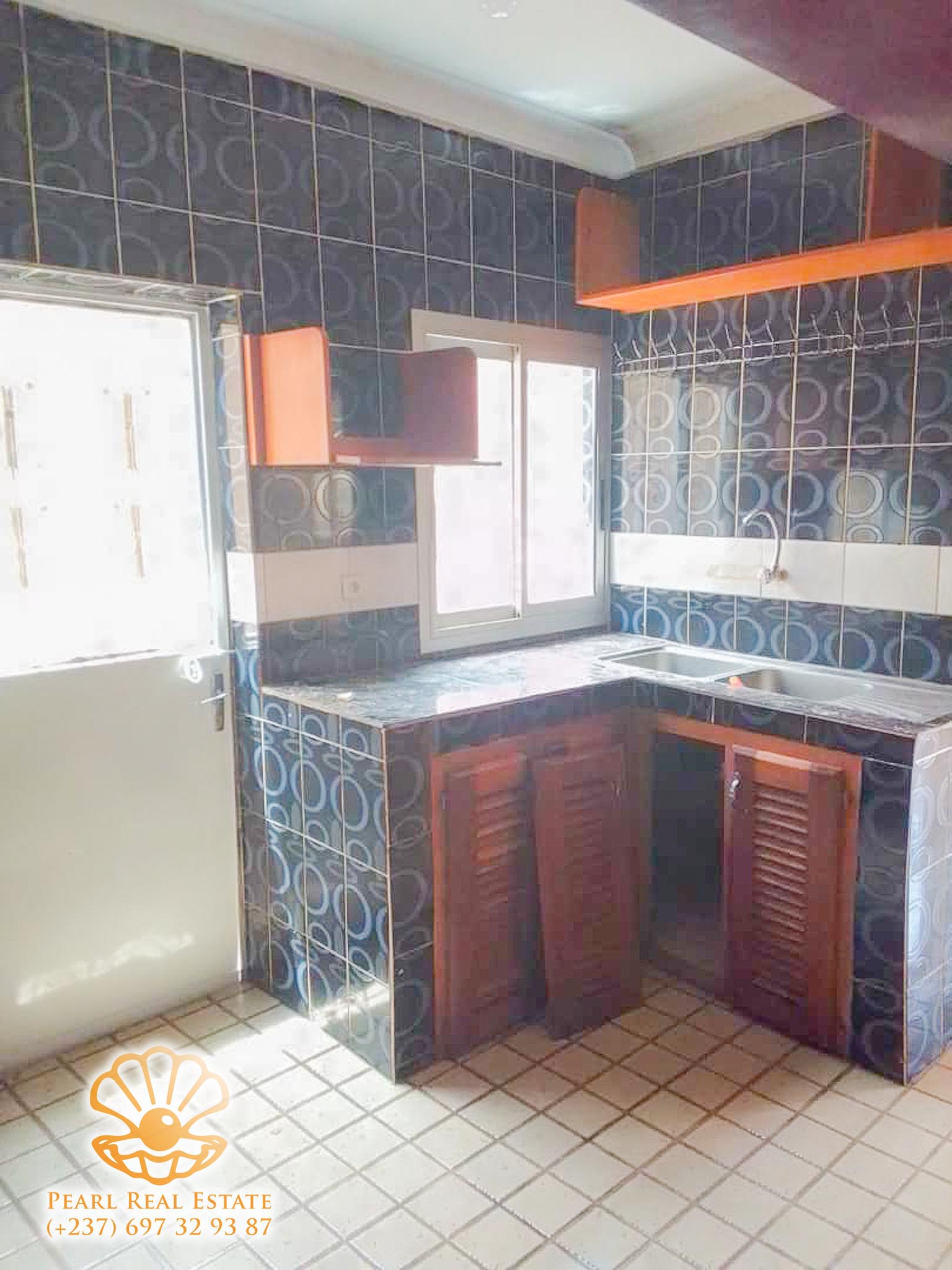 Appartement à louer - Yaoundé, Mbankolo, Golf - 1 salon(s), 3 chambre(s), 2 salle(s) de bains - 500 000 FCFA / mois