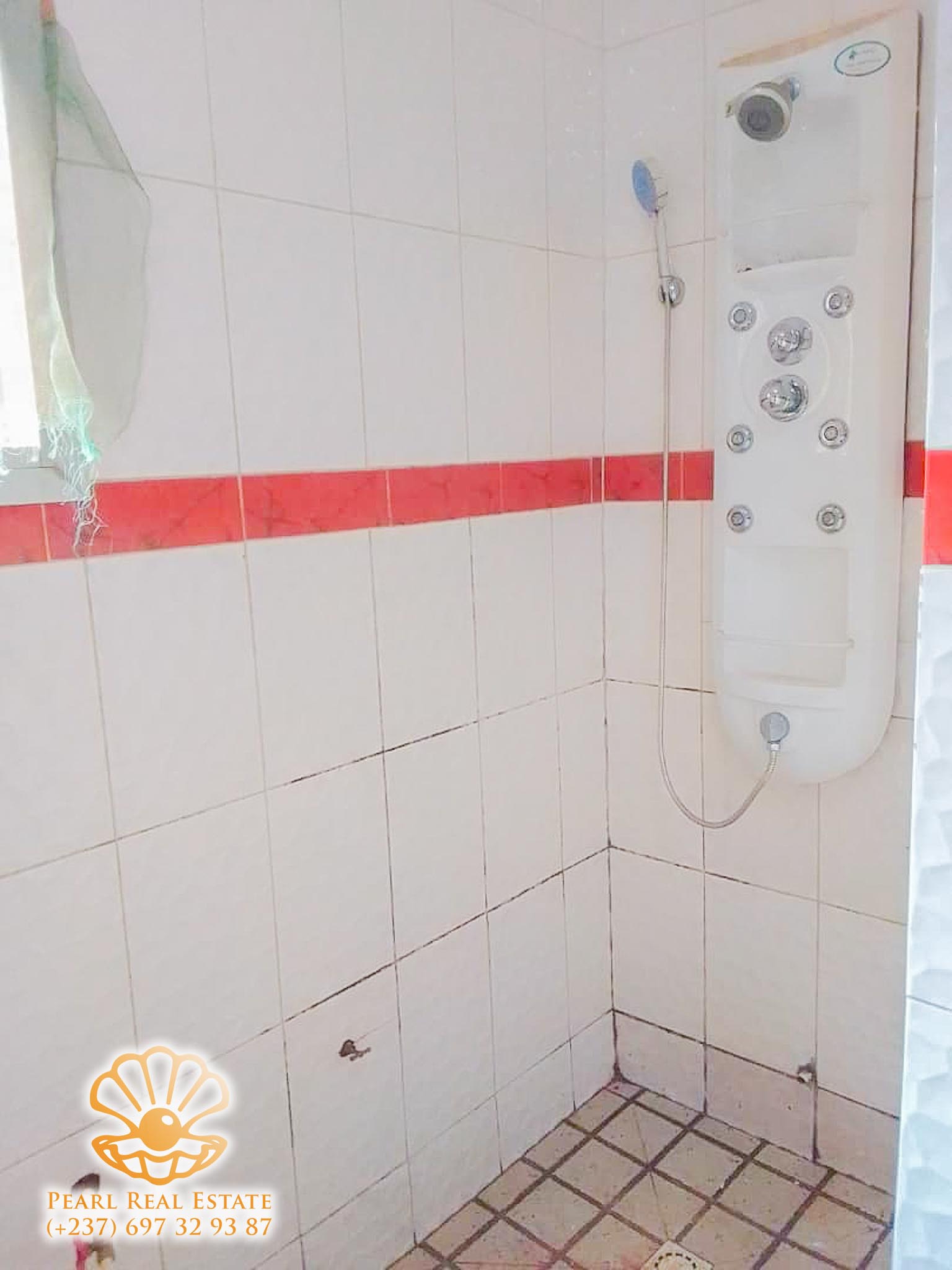 Appartement à louer - Yaoundé, Mbankolo, Golf - 1 salon(s), 3 chambre(s), 2 salle(s) de bains - 500 000 FCFA / mois