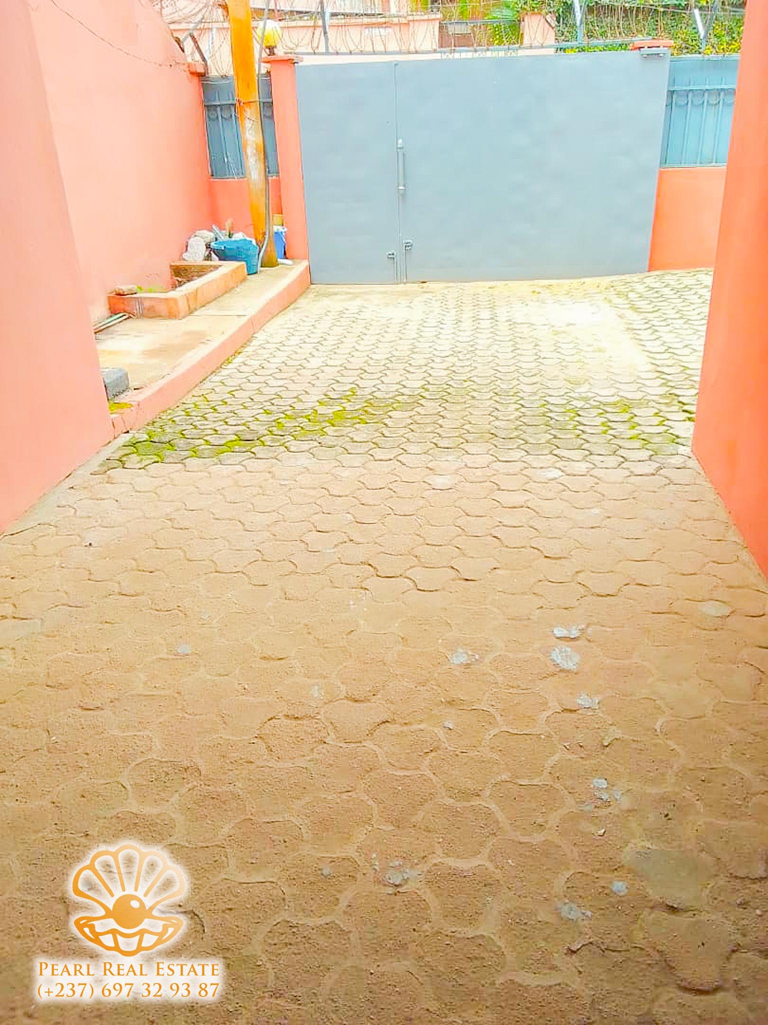 Apartment to rent - Yaoundé, Nkol-Eton, Moto Georges - 1 living room(s), 3 bedroom(s), 2 bathroom(s) - 500 000 FCFA / month