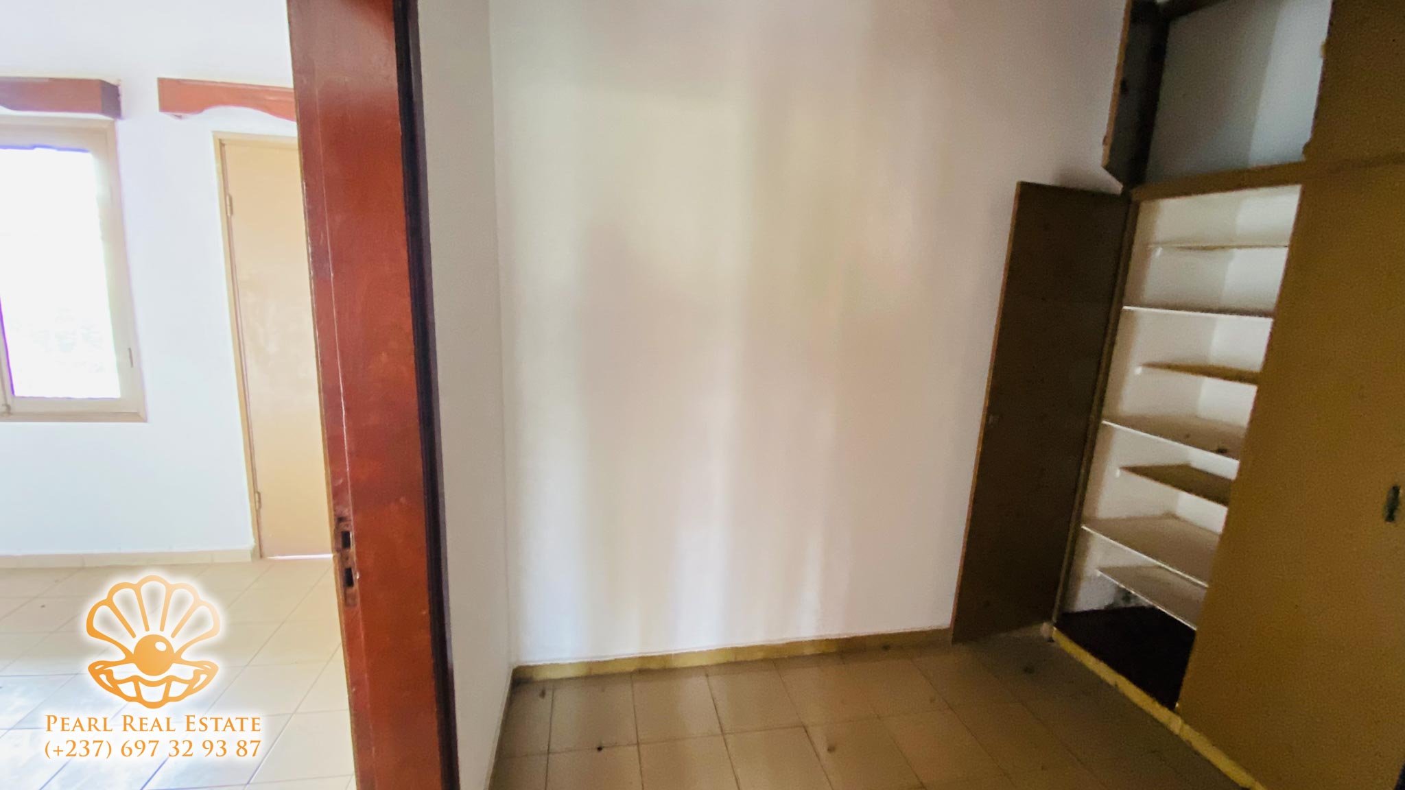 Apartment to rent - Yaoundé, Nkol-Eton, Moto Georges - 1 living room(s), 3 bedroom(s), 2 bathroom(s) - 500 000 FCFA / month