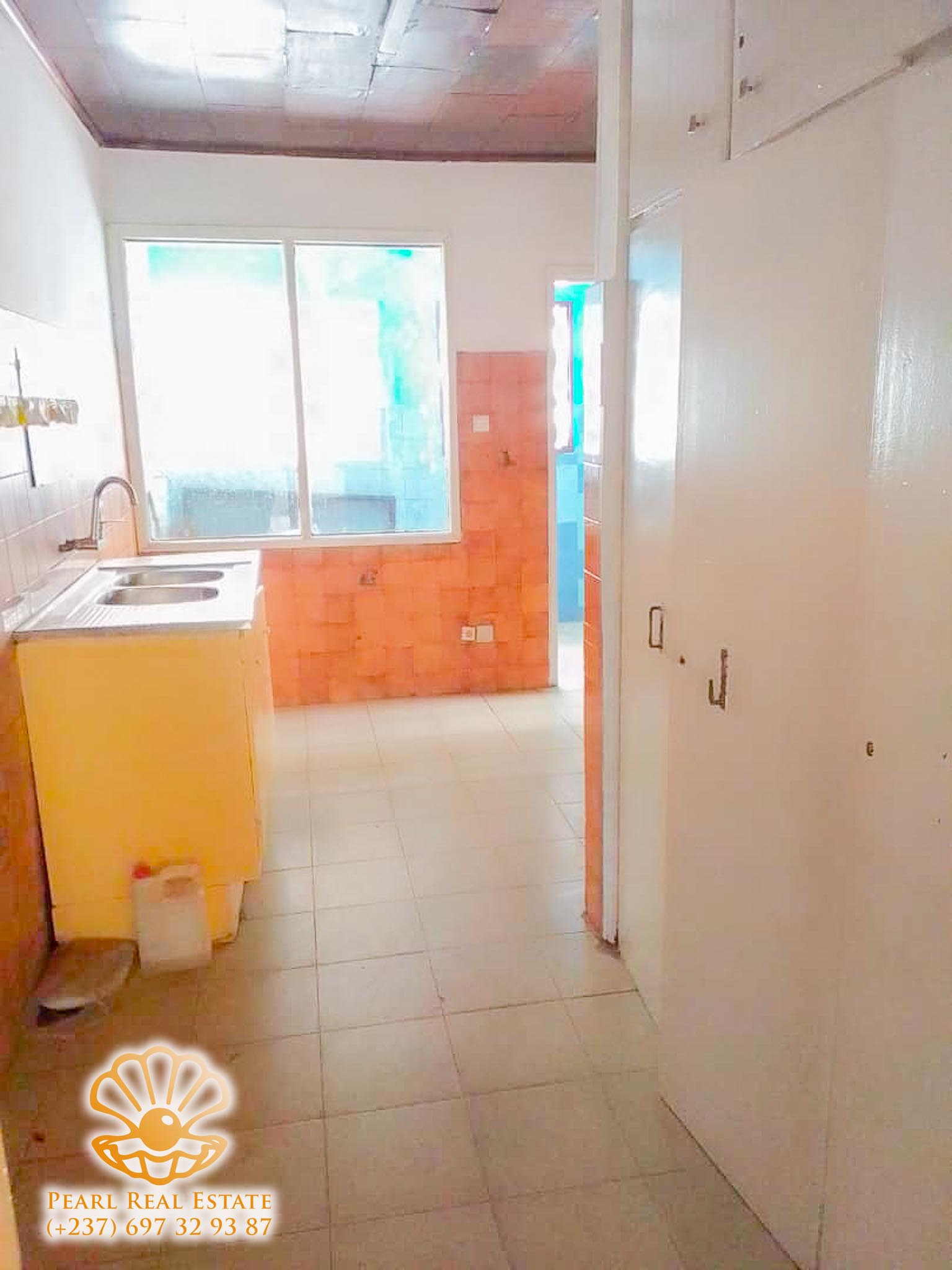 Apartment to rent - Yaoundé, Nkol-Eton, Moto Georges - 1 living room(s), 3 bedroom(s), 2 bathroom(s) - 500 000 FCFA / month