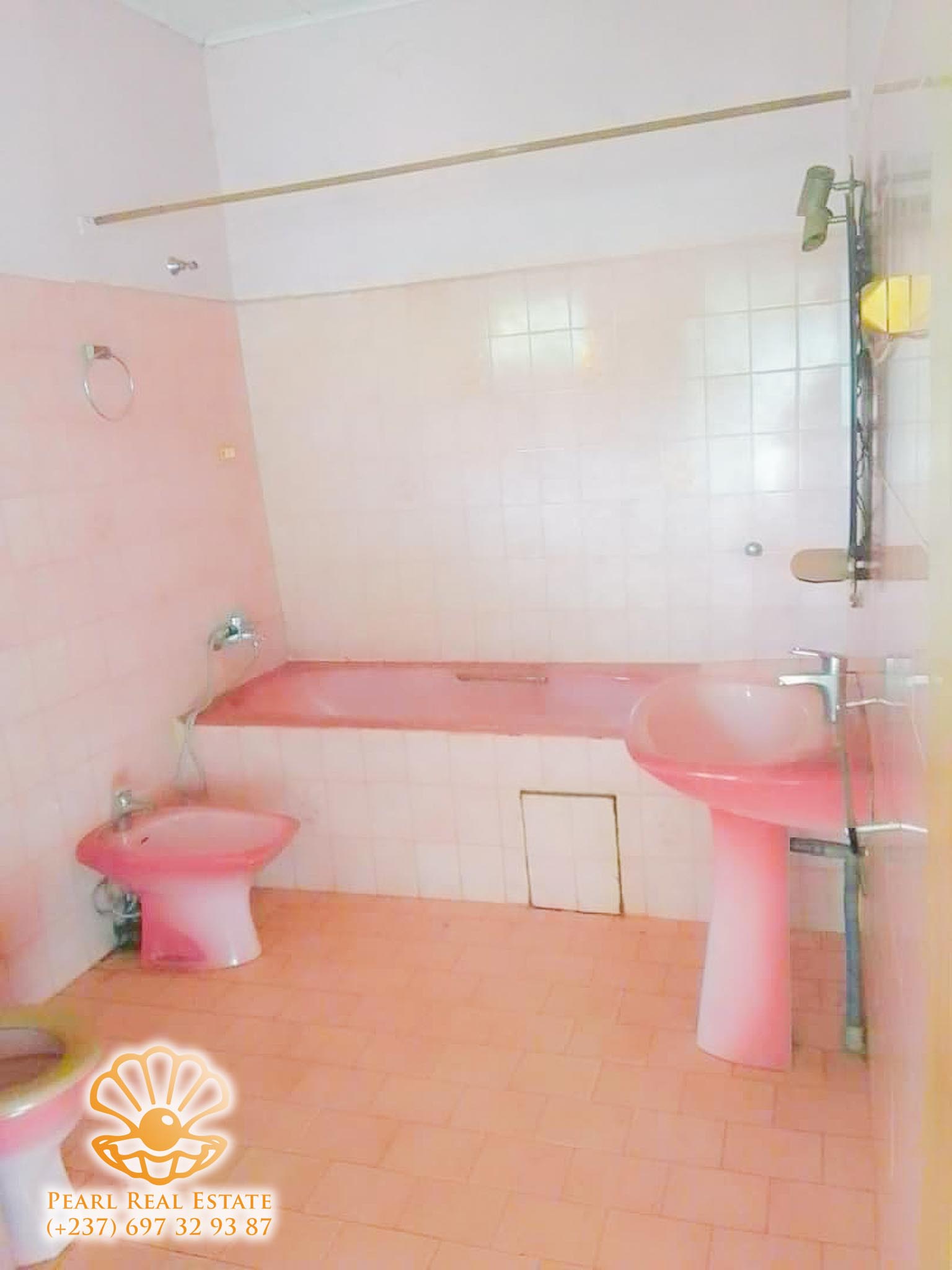 Apartment to rent - Yaoundé, Nkol-Eton, Moto Georges - 1 living room(s), 3 bedroom(s), 2 bathroom(s) - 500 000 FCFA / month