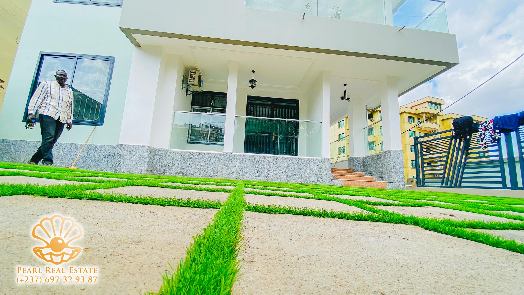 Apartment to rent - Yaoundé, Bastos, Nouvelle route - 1 living room(s), 2 bedroom(s), 1 bathroom(s) - 1 000 000 FCFA / month