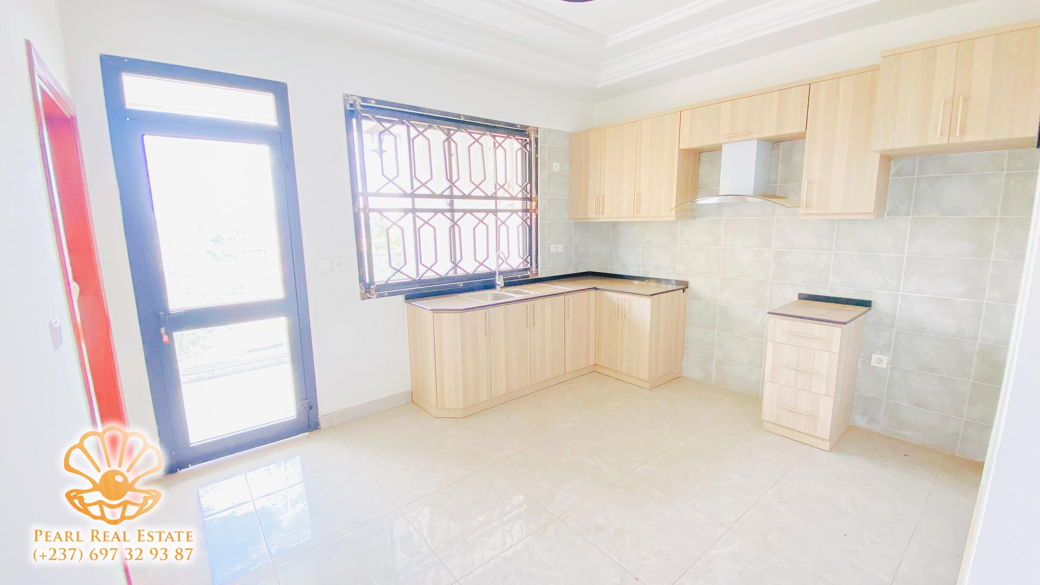 Appartement à louer - Yaoundé, Bastos, Nouvelle route - 1 salon(s), 2 chambre(s), 1 salle(s) de bains - 1 000 000 FCFA / mois