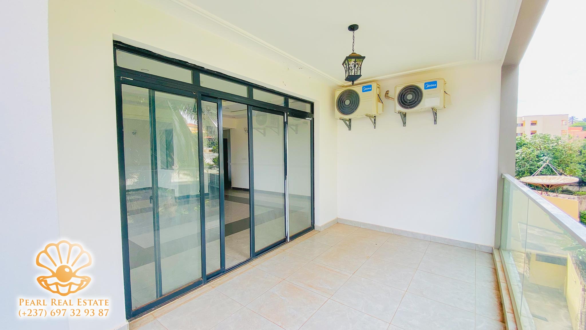 Appartement à louer - Yaoundé, Bastos, Nouvelle route - 1 salon(s), 2 chambre(s), 1 salle(s) de bains - 1 000 000 FCFA / mois