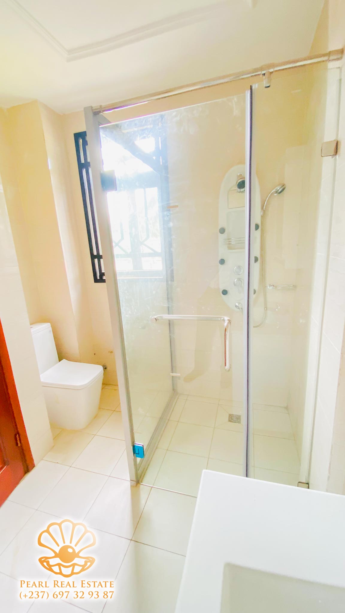 Appartement à louer - Yaoundé, Bastos, Nouvelle route - 1 salon(s), 2 chambre(s), 1 salle(s) de bains - 1 000 000 FCFA / mois