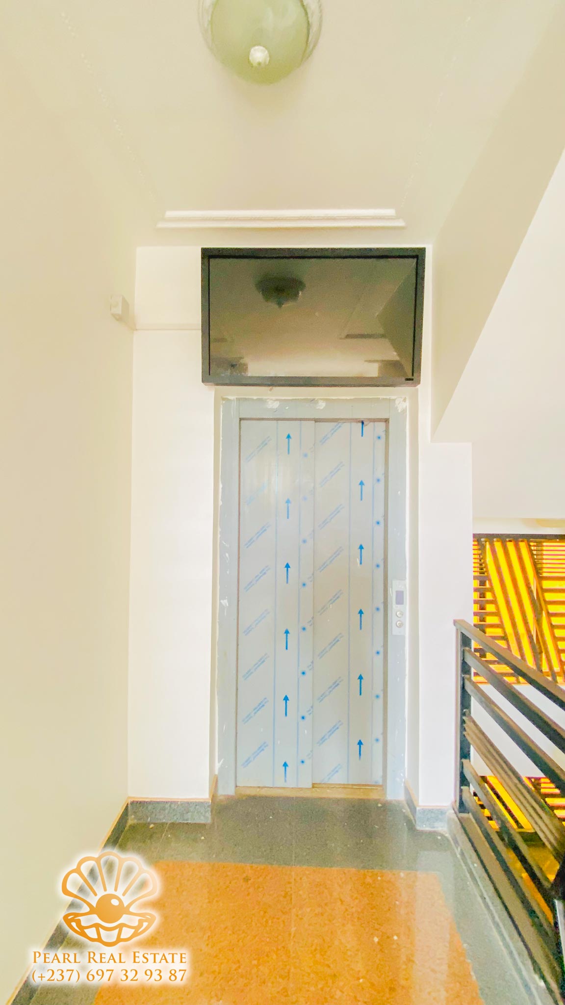 Appartement à louer - Yaoundé, Bastos, Nouvelle route - 1 salon(s), 2 chambre(s), 1 salle(s) de bains - 1 000 000 FCFA / mois