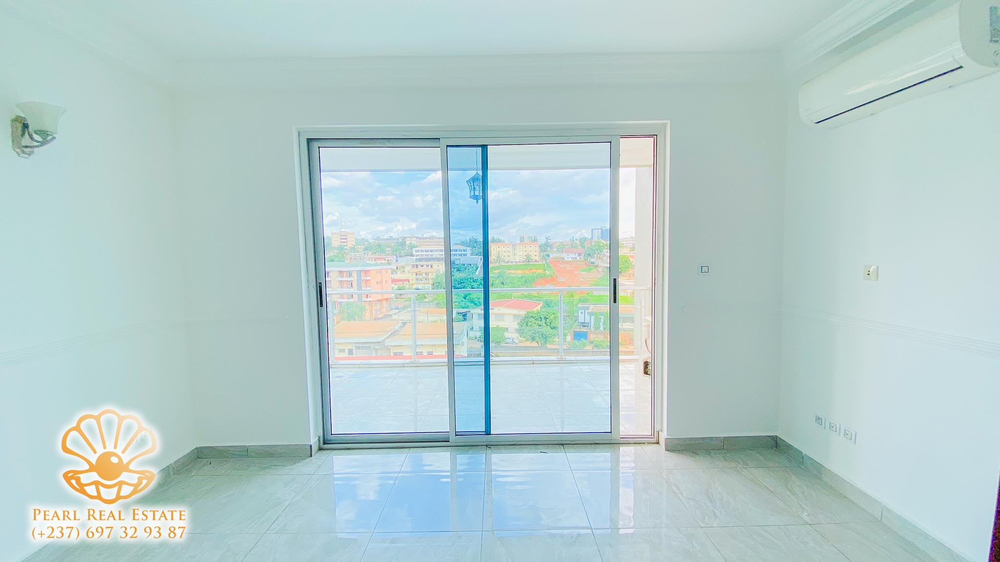 Appartement à louer - Yaoundé, Bastos, Nouvelle route - 1 salon(s), 2 chambre(s), 1 salle(s) de bains - 800 000 FCFA / mois