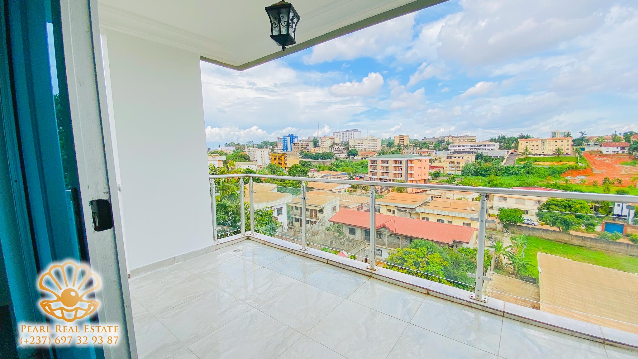 Appartement à louer - Yaoundé, Bastos, Nouvelle route - 1 salon(s), 2 chambre(s), 1 salle(s) de bains - 800 000 FCFA / mois