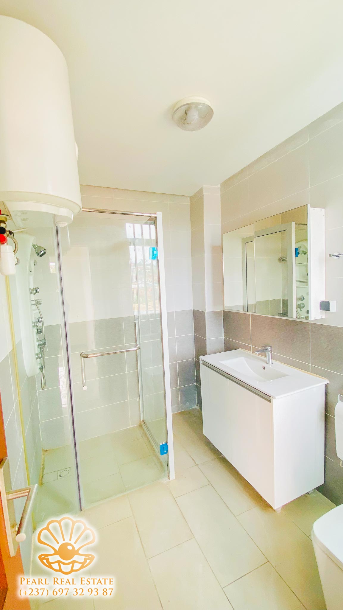 Appartement à louer - Yaoundé, Bastos, Nouvelle route - 1 salon(s), 2 chambre(s), 1 salle(s) de bains - 800 000 FCFA / mois