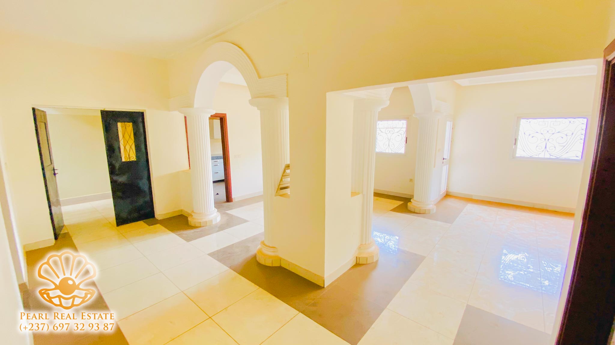 Apartment to rent - Yaoundé, Bastos, Golf - 1 living room(s), 3 bedroom(s), 2 bathroom(s) - 1 000 000 FCFA / month