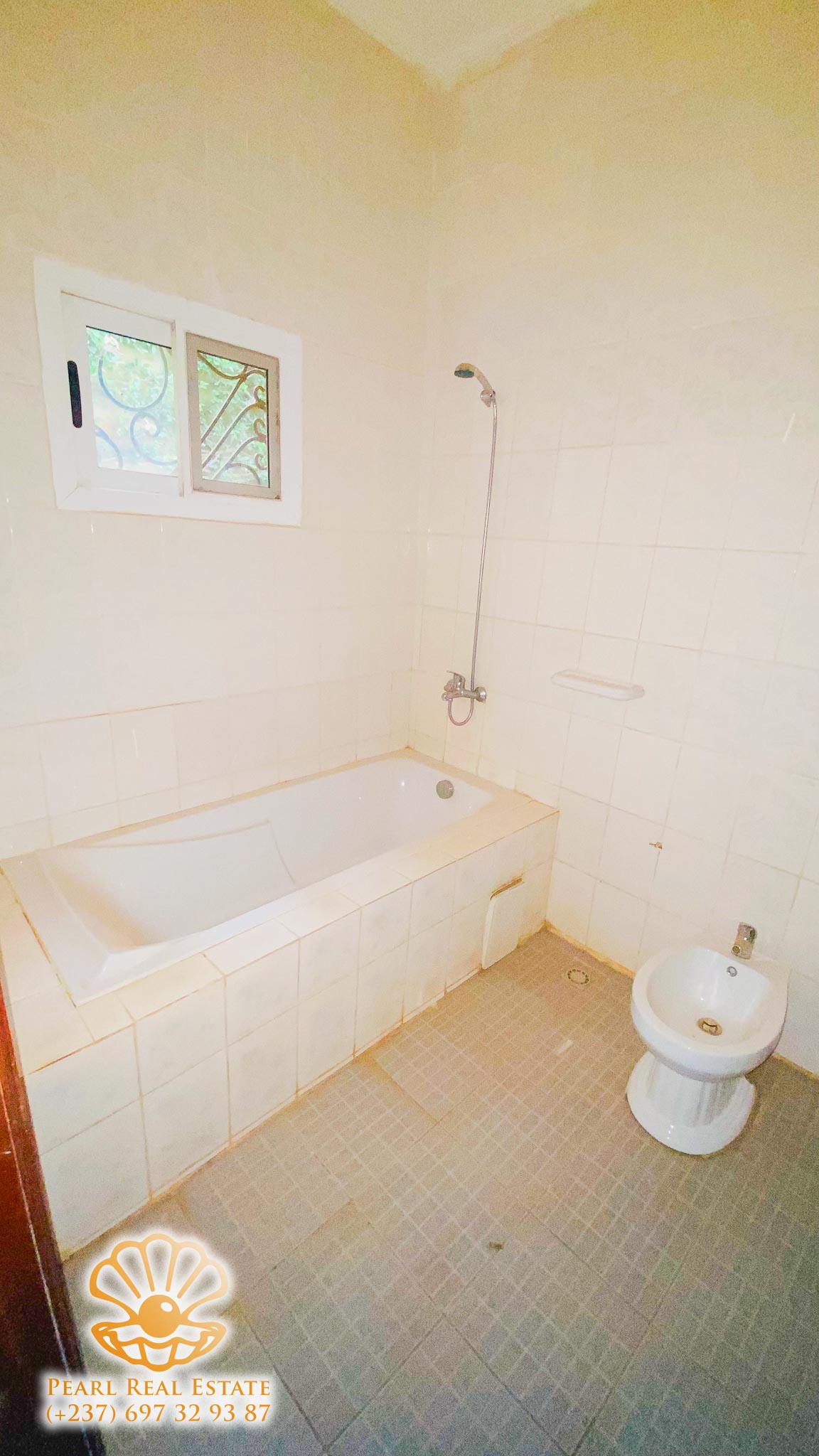 Apartment to rent - Yaoundé, Bastos, Golf - 1 living room(s), 3 bedroom(s), 2 bathroom(s) - 1 000 000 FCFA / month