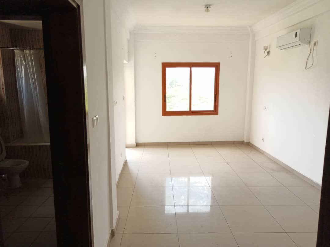 Apartment to rent - Douala, Bonanjo, Bonanjo - 1 living room(s), 4 bedroom(s), 2 bathroom(s) - 1 200 000 FCFA / month