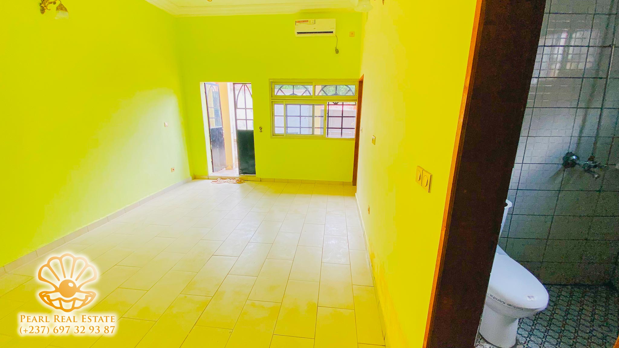 Apartment to rent - Yaoundé, Bastos, Golf - 1 living room(s), 1 bedroom(s), 1 bathroom(s) - 250 000 FCFA / month
