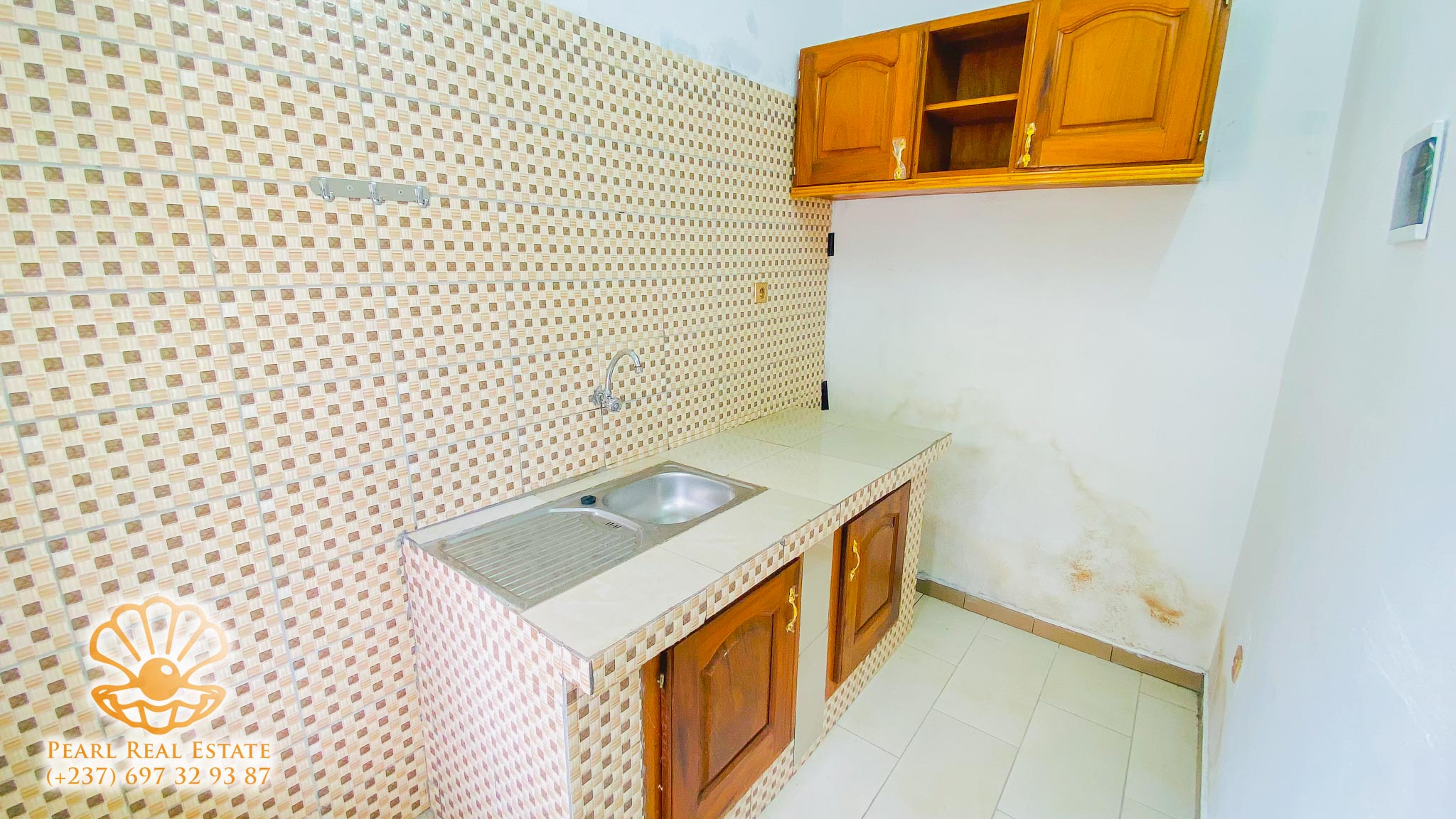 Apartment to rent - Yaoundé, Bastos, Golf - 1 living room(s), 1 bedroom(s), 1 bathroom(s) - 250 000 FCFA / month