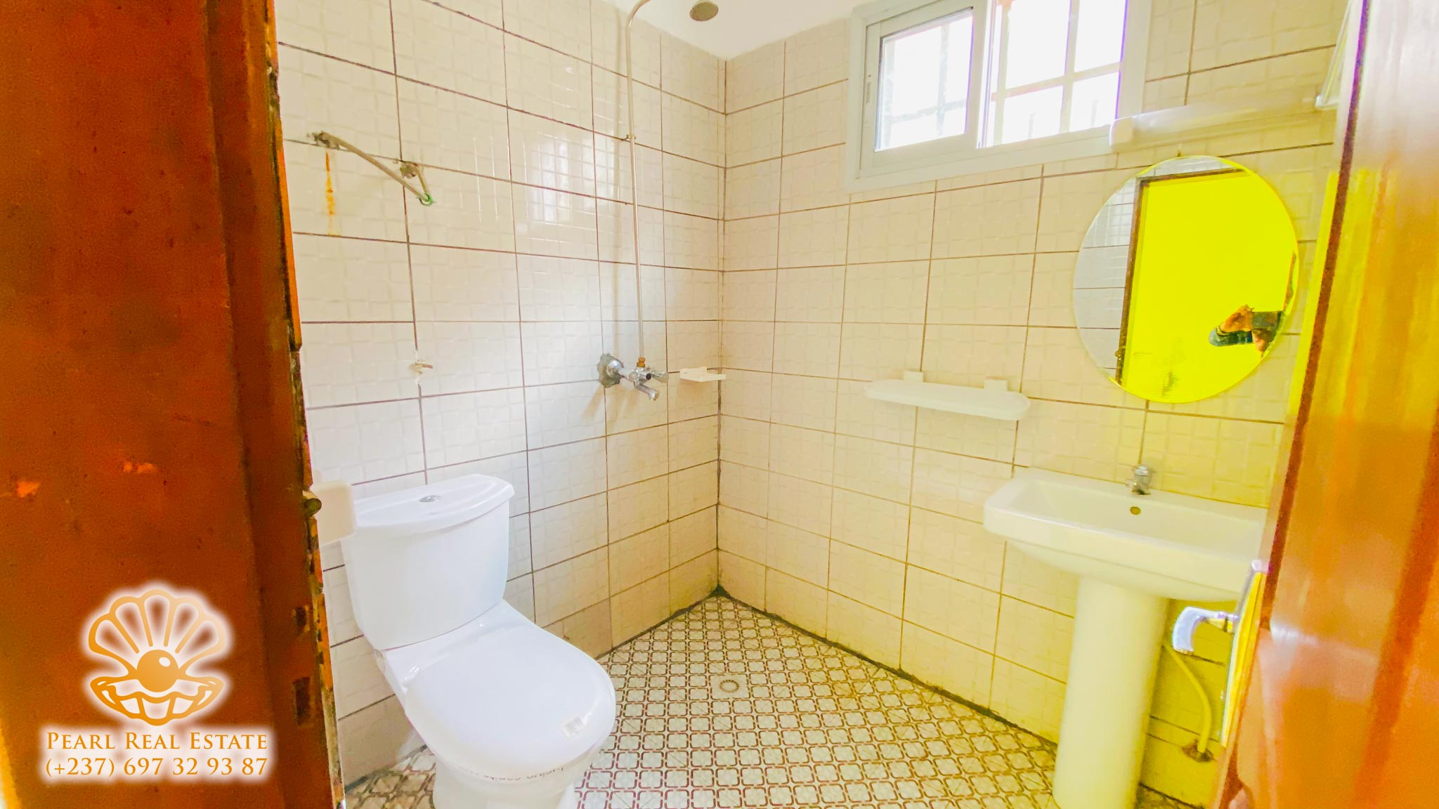 Apartment to rent - Yaoundé, Bastos, Golf - 1 living room(s), 1 bedroom(s), 1 bathroom(s) - 250 000 FCFA / month