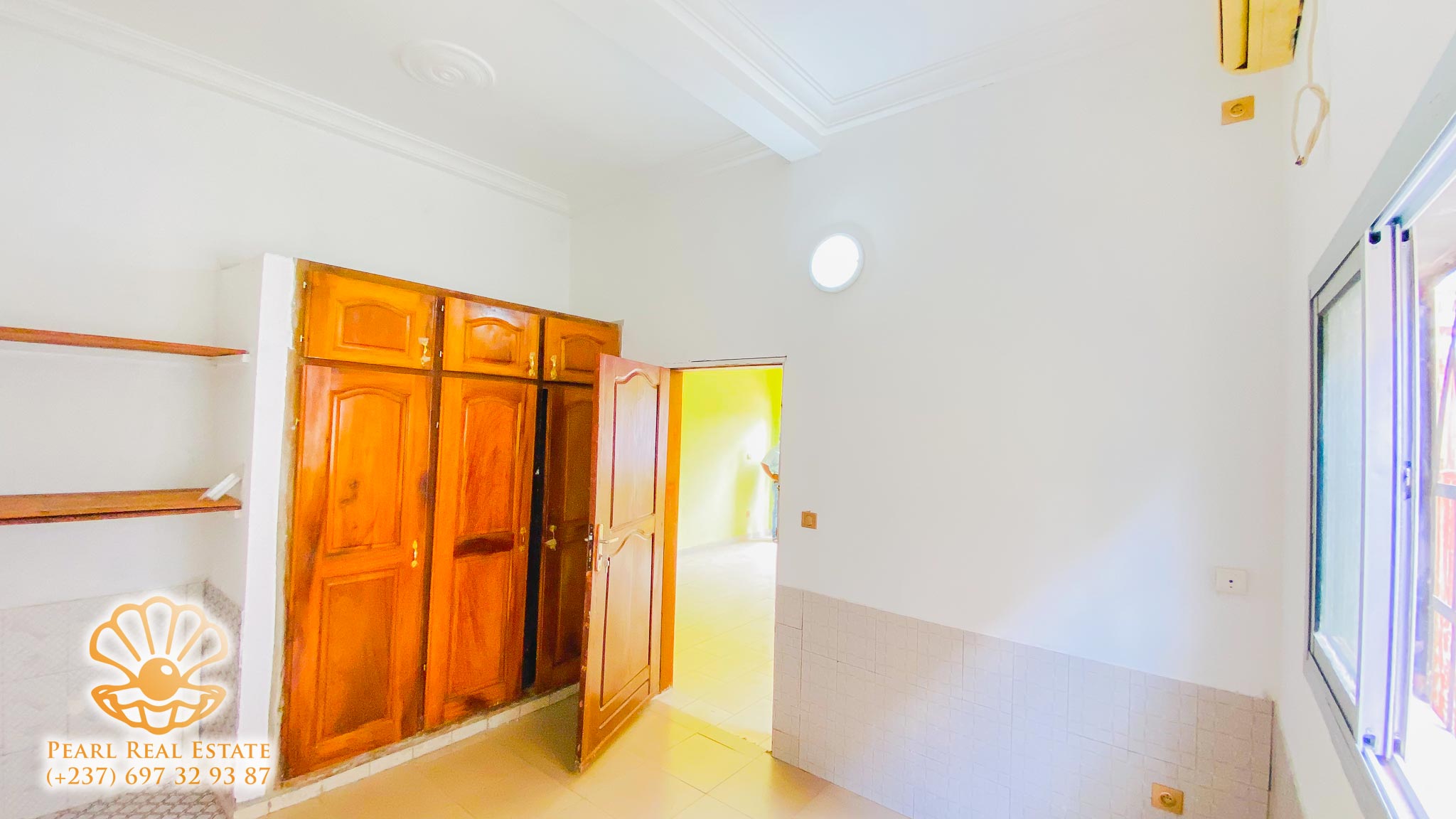 Apartment to rent - Yaoundé, Bastos, Golf - 1 living room(s), 1 bedroom(s), 1 bathroom(s) - 250 000 FCFA / month