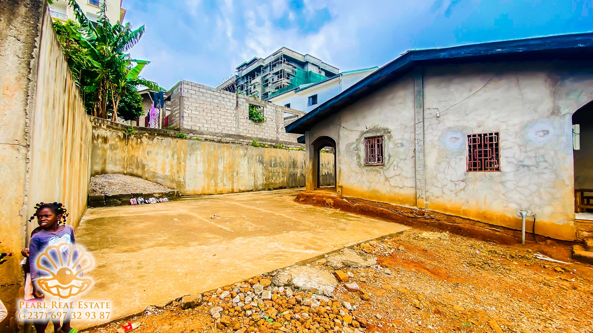 Maison (Villa) à louer - Yaoundé, Bastos, Golf Présidence - 1 salon(s), 4 chambre(s), 3 salle(s) de bains - 1 000 000 FCFA / mois
