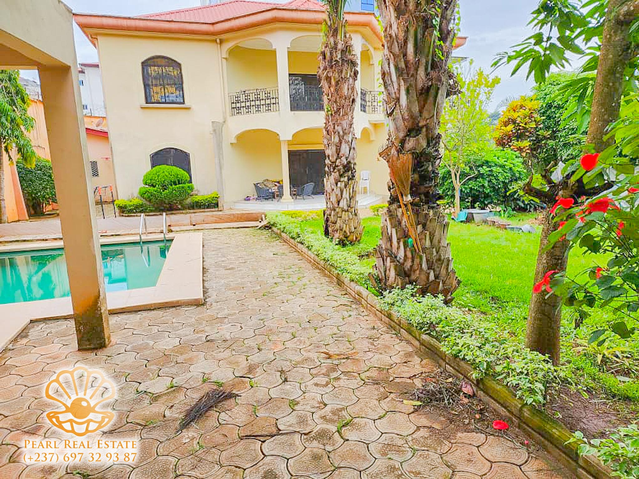 House (Villa) to rent - Yaoundé, Bastos, Golf - 1 living room(s), 4 bedroom(s), 3 bathroom(s) - 2 000 000 FCFA / month
