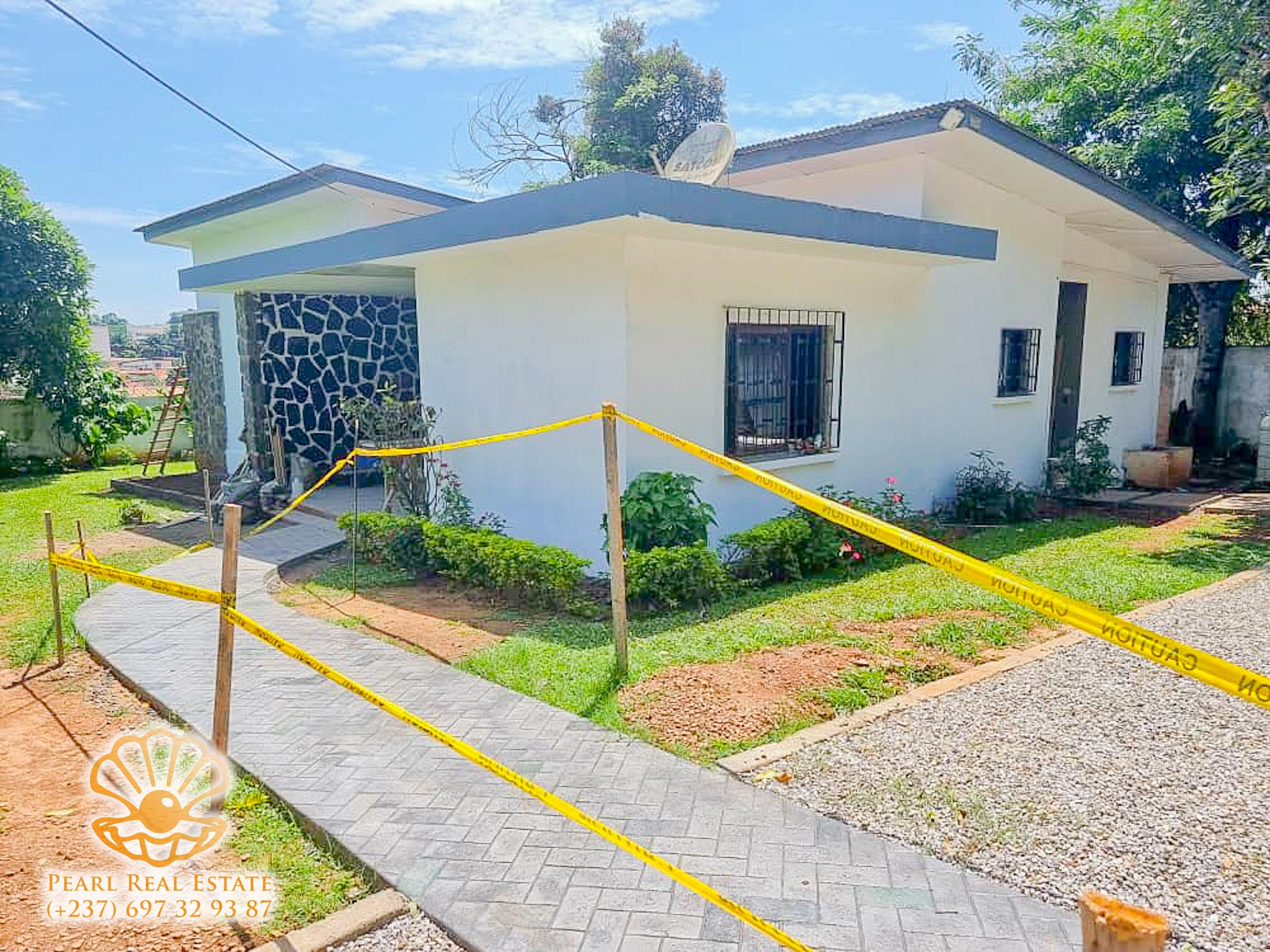 House (Villa) to rent - Yaoundé, Bastos, Ambassade d'Espagne - 1 living room(s), 4 bedroom(s), 3 bathroom(s) - 1 500 000 FCFA / month