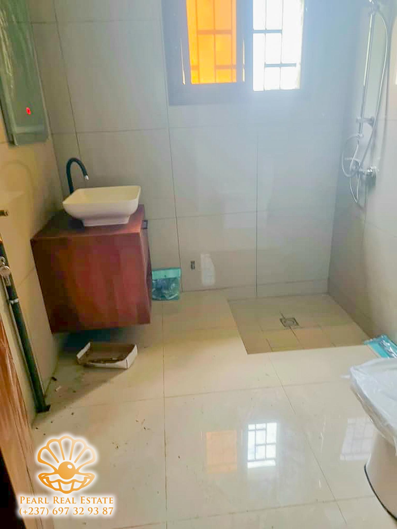Maison (Villa) à louer - Yaoundé, Bastos, Ambassade d'Espagne - 1 salon(s), 4 chambre(s), 3 salle(s) de bains - 1 500 000 FCFA / mois