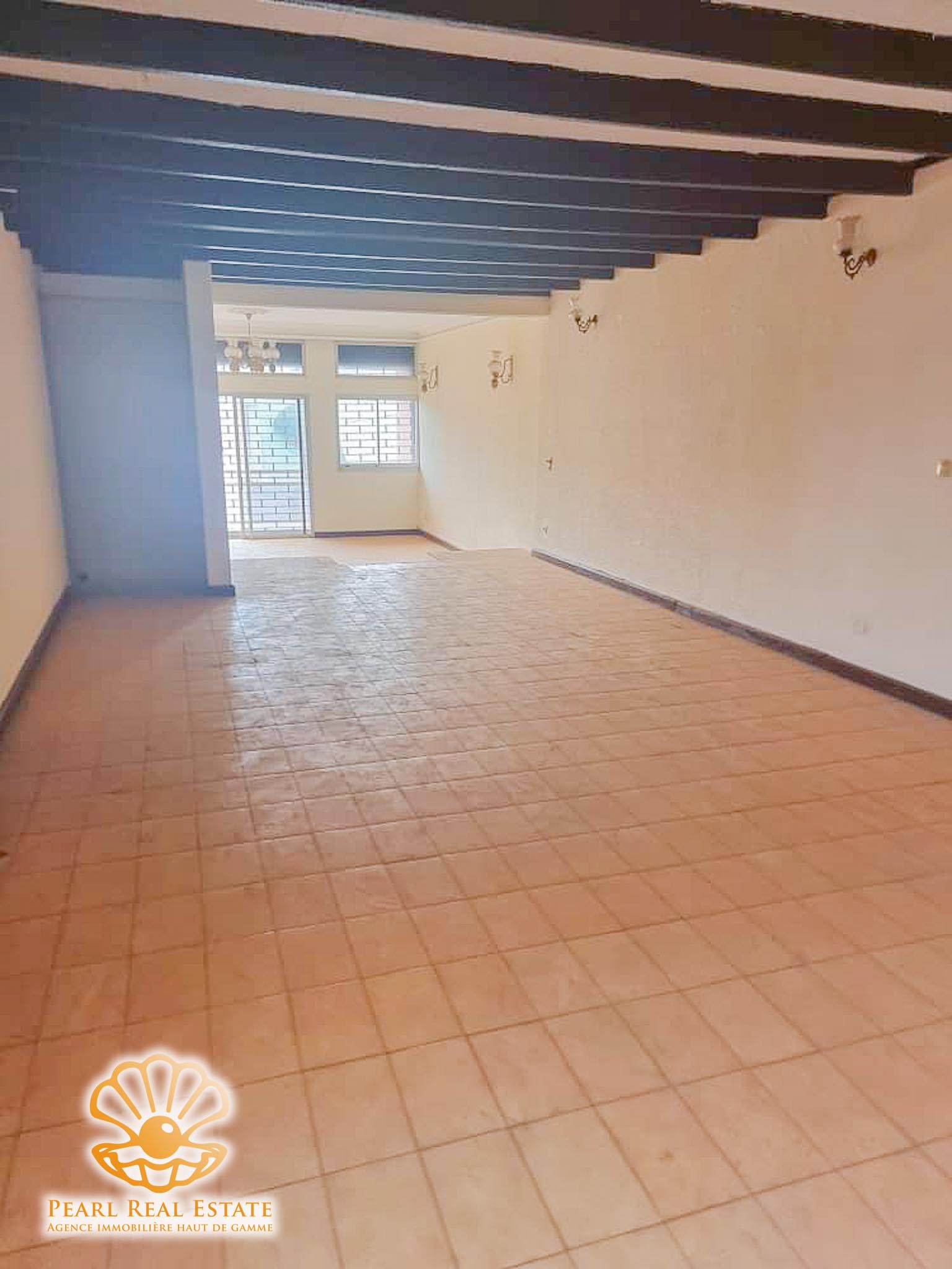 Maison (Villa) à louer - Yaoundé, Mfandena, Omnisports - 1 salon(s), 4 chambre(s), 3 salle(s) de bains - 800 000 FCFA / mois