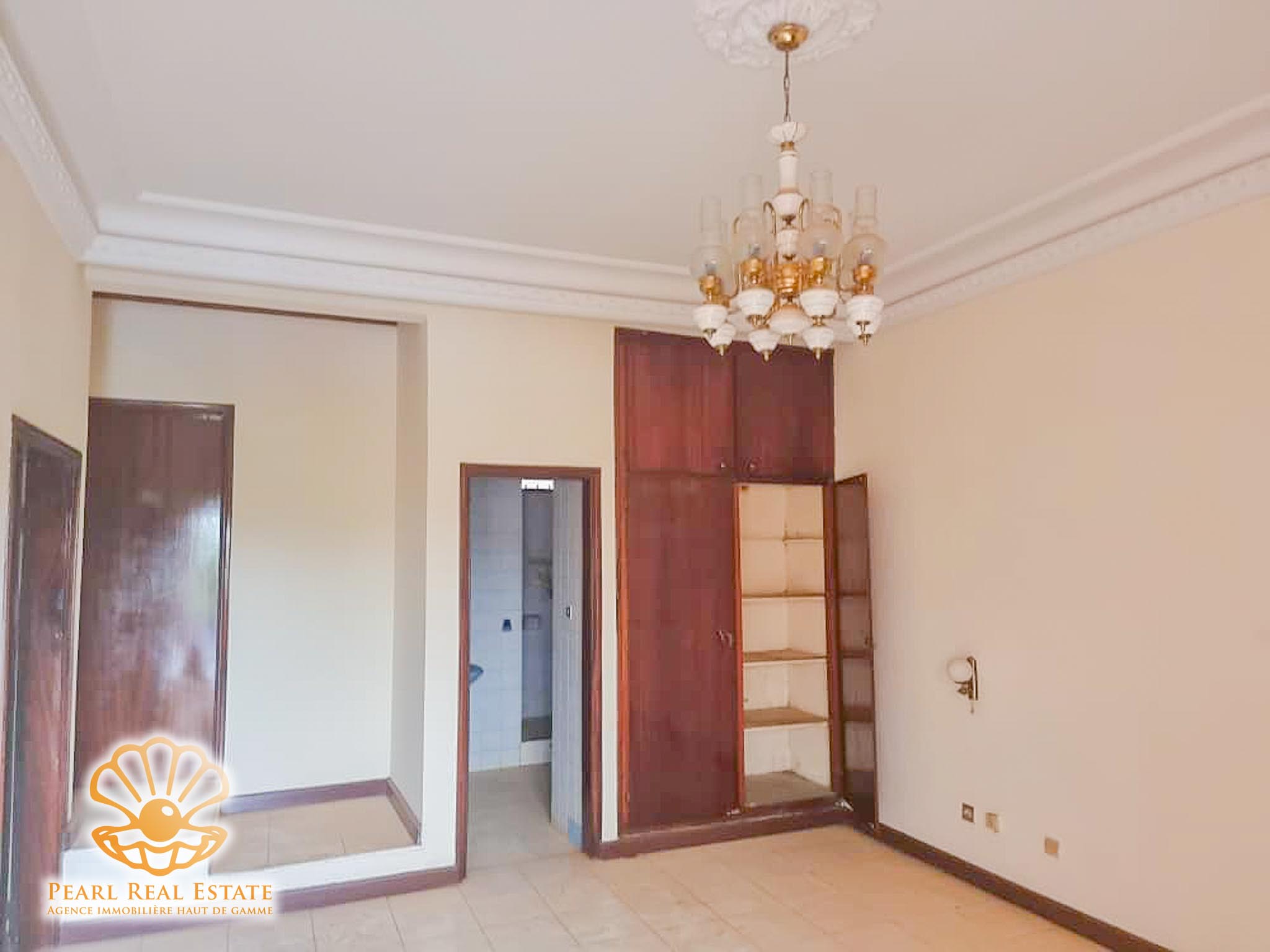 Maison (Villa) à louer - Yaoundé, Mfandena, Omnisports - 1 salon(s), 4 chambre(s), 3 salle(s) de bains - 800 000 FCFA / mois