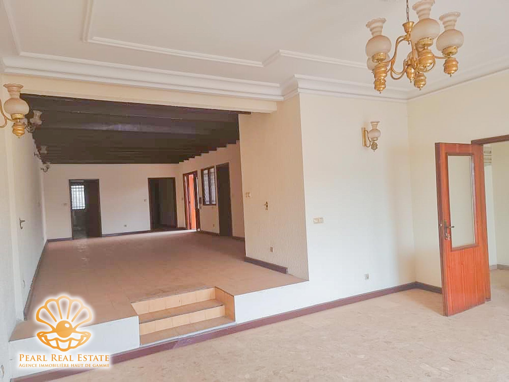 Maison (Villa) à louer - Yaoundé, Mfandena, Omnisports - 1 salon(s), 4 chambre(s), 3 salle(s) de bains - 800 000 FCFA / mois