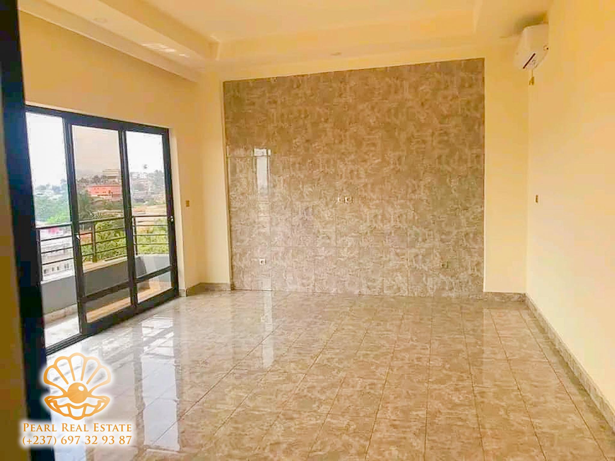Appartement à louer - Yaoundé, Mfandena, Omnisports - 1 salon(s), 3 chambre(s), 2 salle(s) de bains - 400 000 FCFA / mois