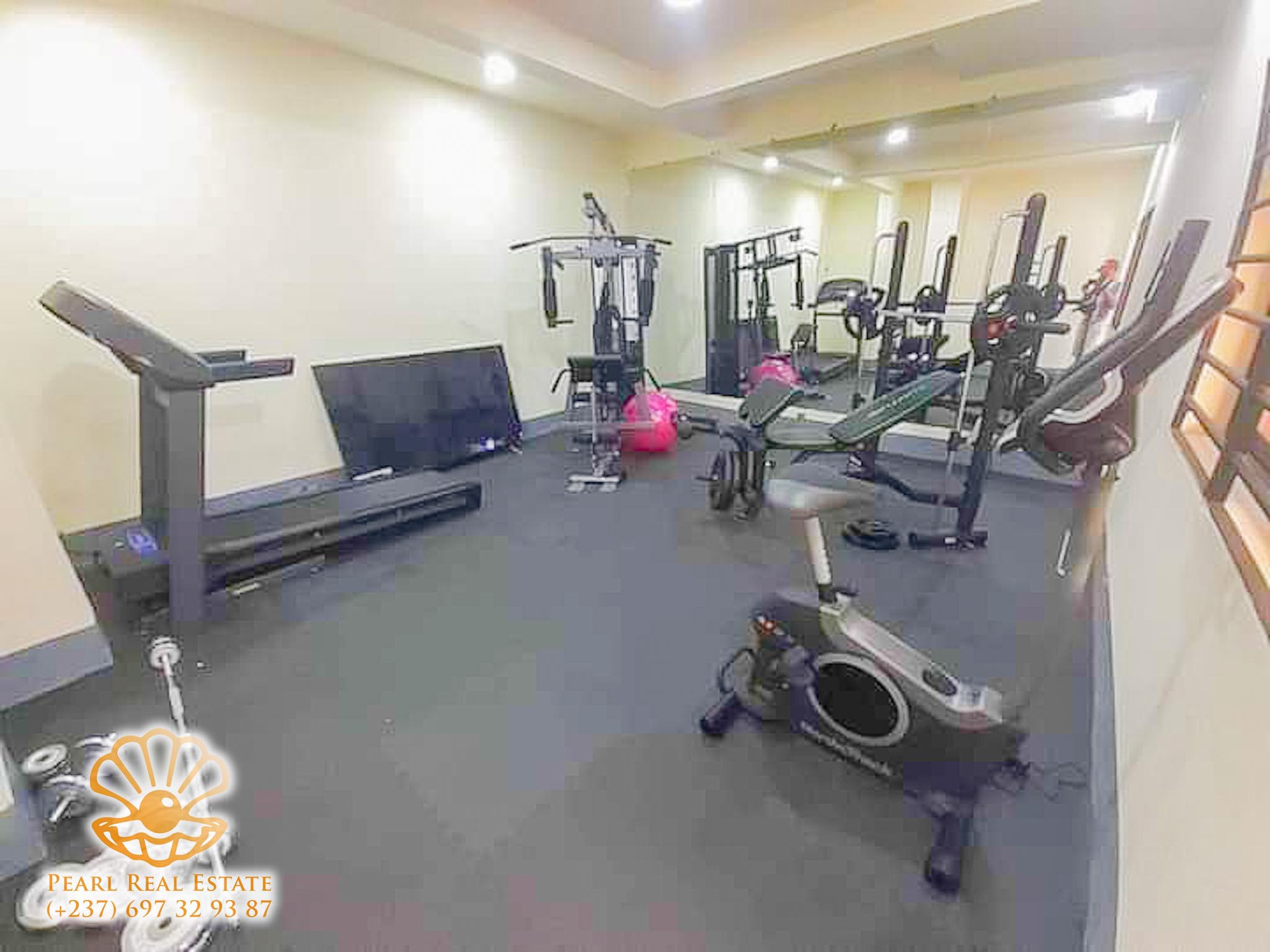Appartement à louer - Yaoundé, Mfandena, Omnisports - 1 salon(s), 3 chambre(s), 2 salle(s) de bains - 400 000 FCFA / mois