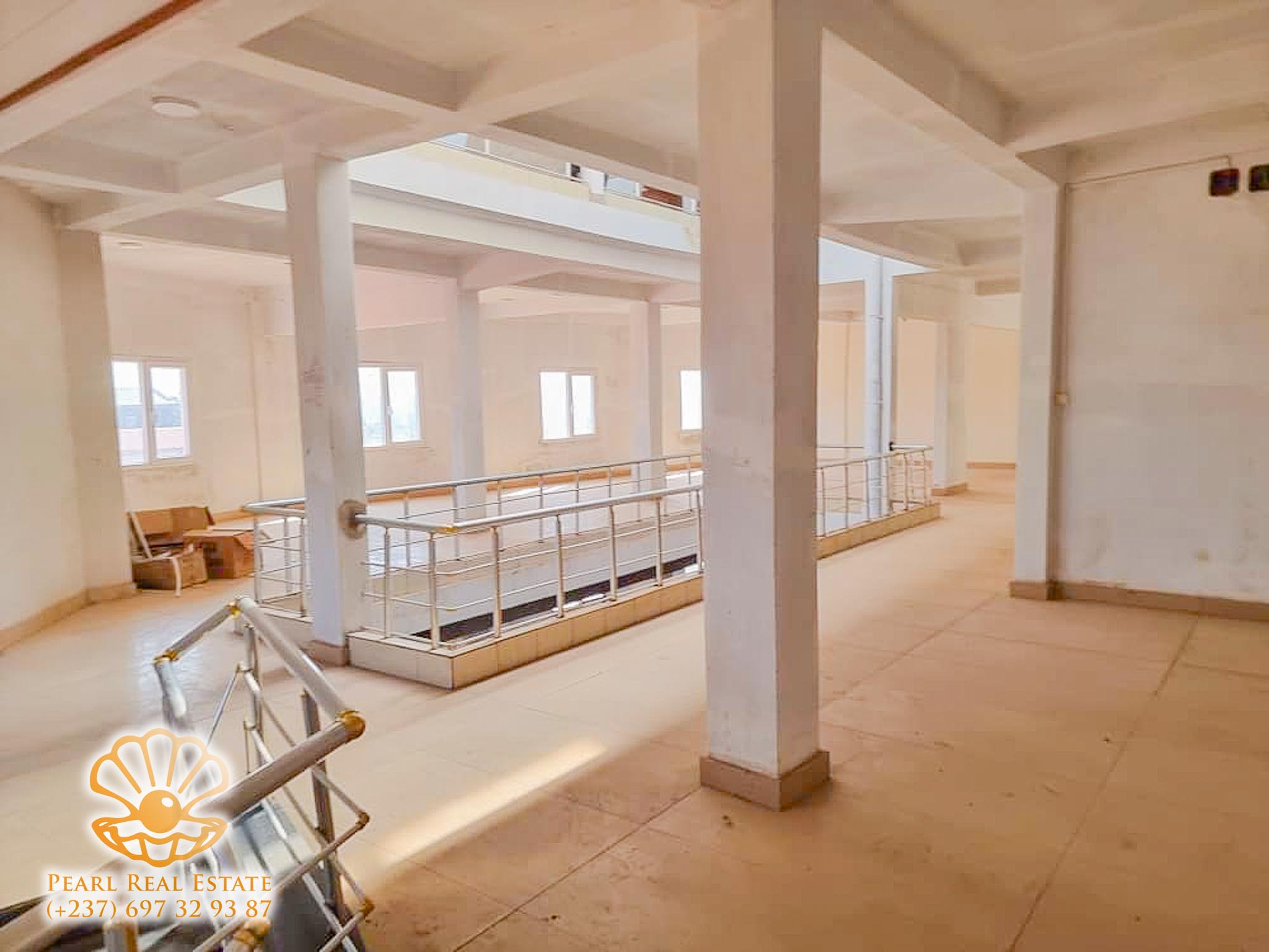 Bureau à louer à Yaoundé, Mfoundassi, Centre-ville - 500 m2 - 2 500 000 FCFA