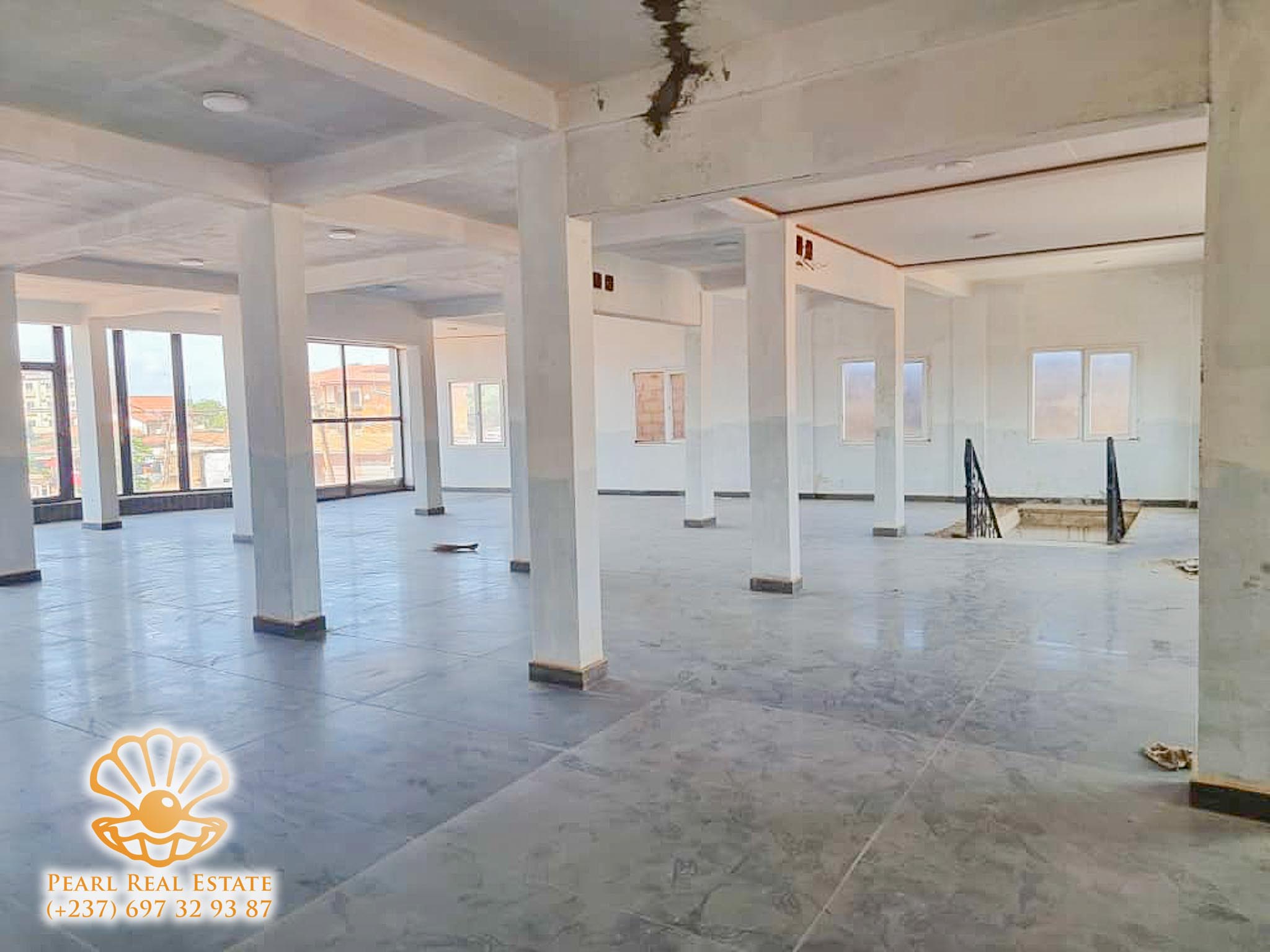 Bureau à louer à Yaoundé, Mfoundassi, Centre-ville - 500 m2 - 2 500 000 FCFA