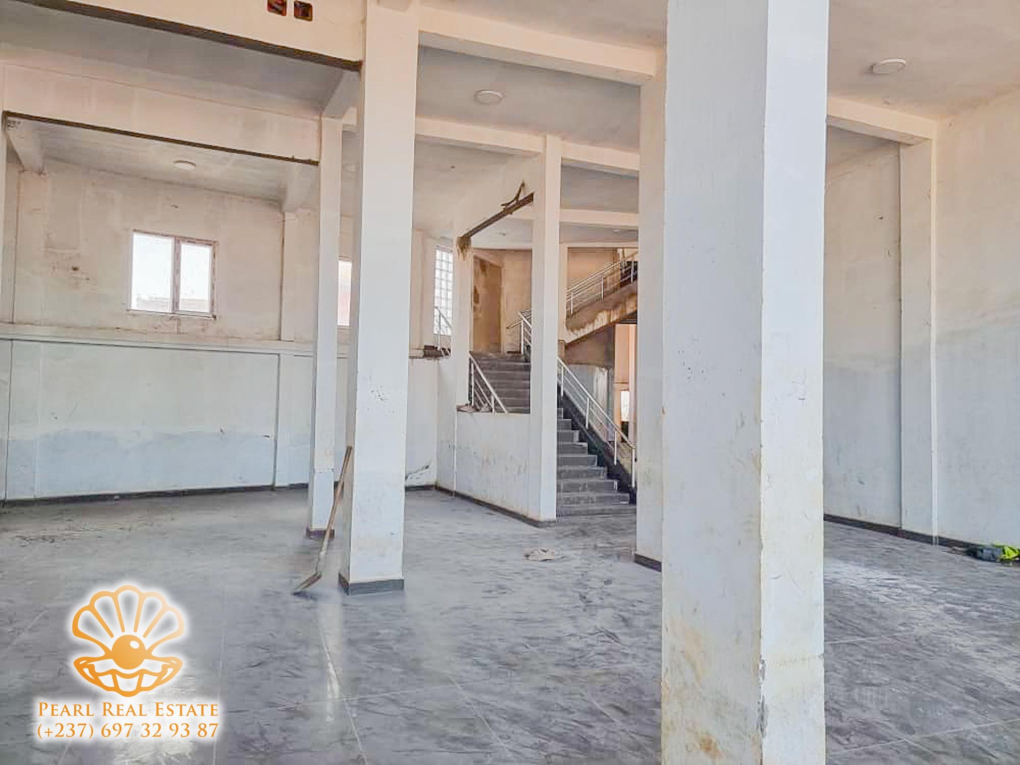 Bureau à louer à Yaoundé, Mfoundassi, Centre-ville - 500 m2 - 2 500 000 FCFA