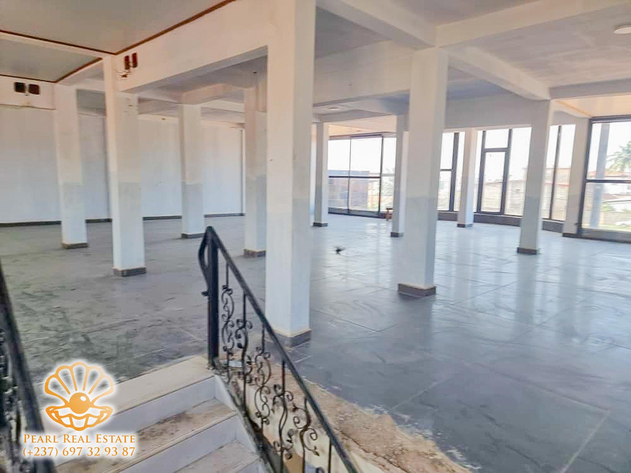 Bureau à louer à Yaoundé, Mfoundassi, Centre-ville - 500 m2 - 2 500 000 FCFA