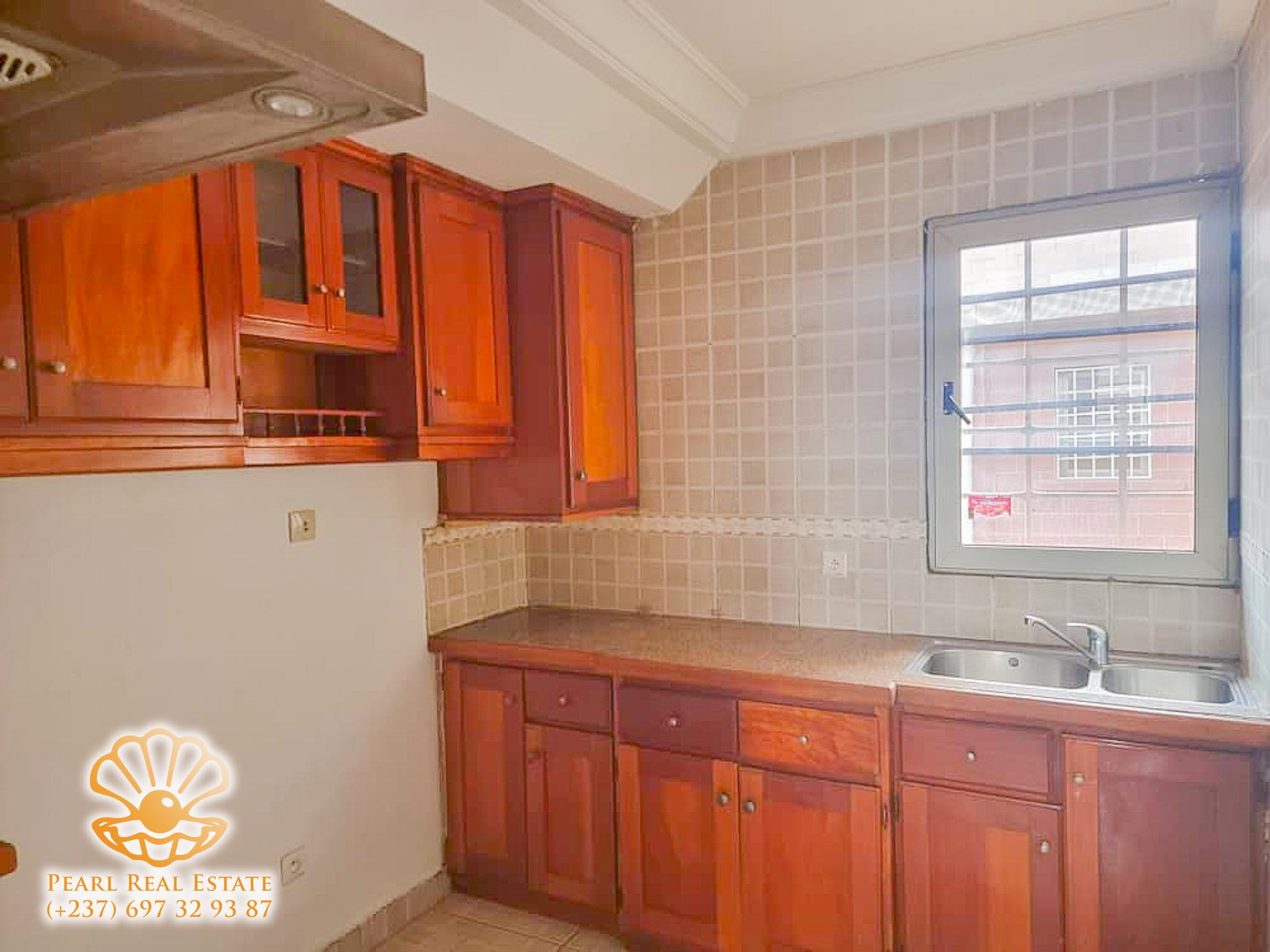 Appartement à louer - Yaoundé, Bastos, Ambassade d'Espagne - 1 salon(s), 2 chambre(s), 1 salle(s) de bains - 500 000 FCFA / mois