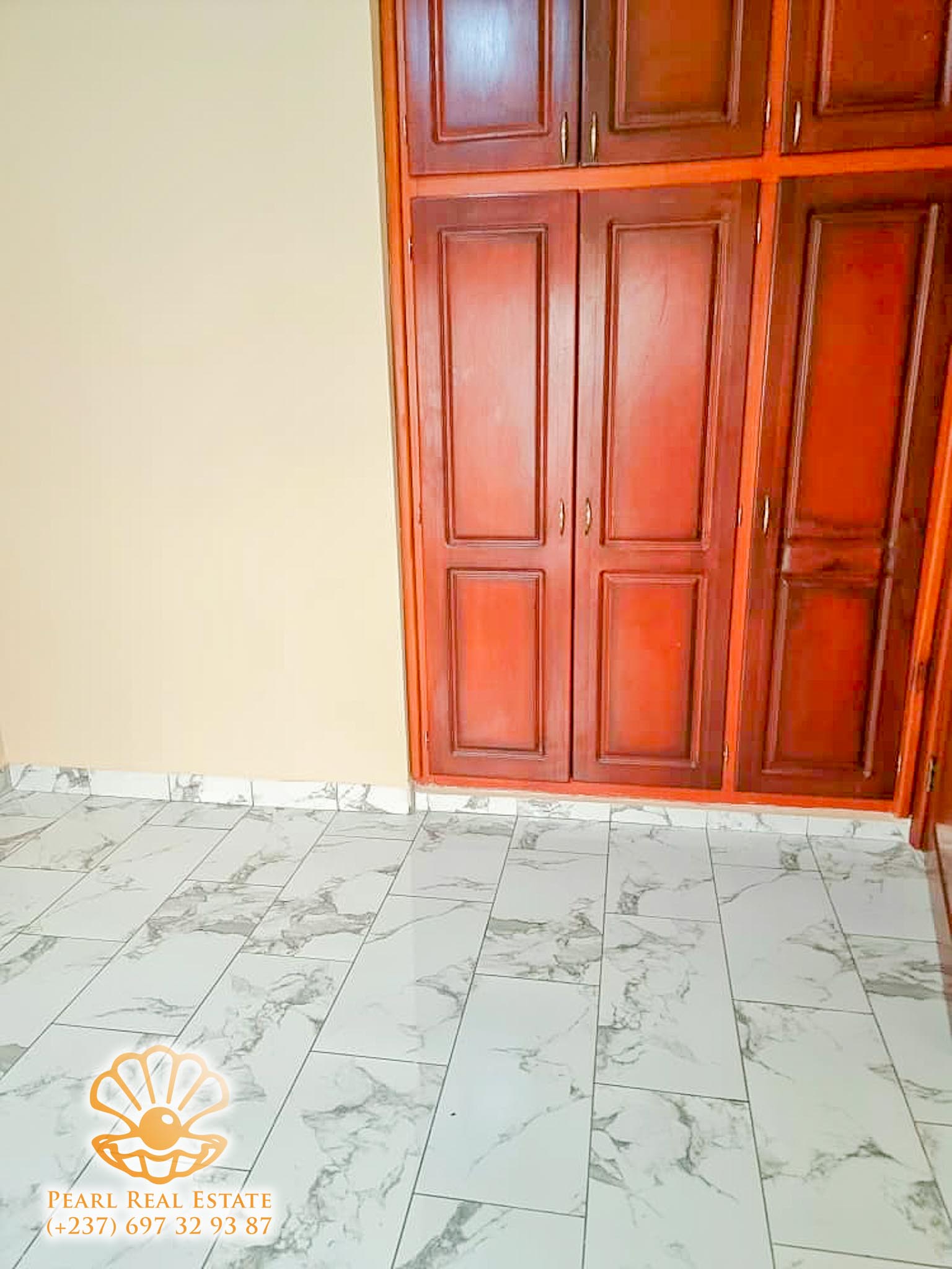 Appartement à louer - Yaoundé, Bastos, Carrefour Bastos - 1 salon(s), 2 chambre(s), 1 salle(s) de bains - 400 000 FCFA / mois