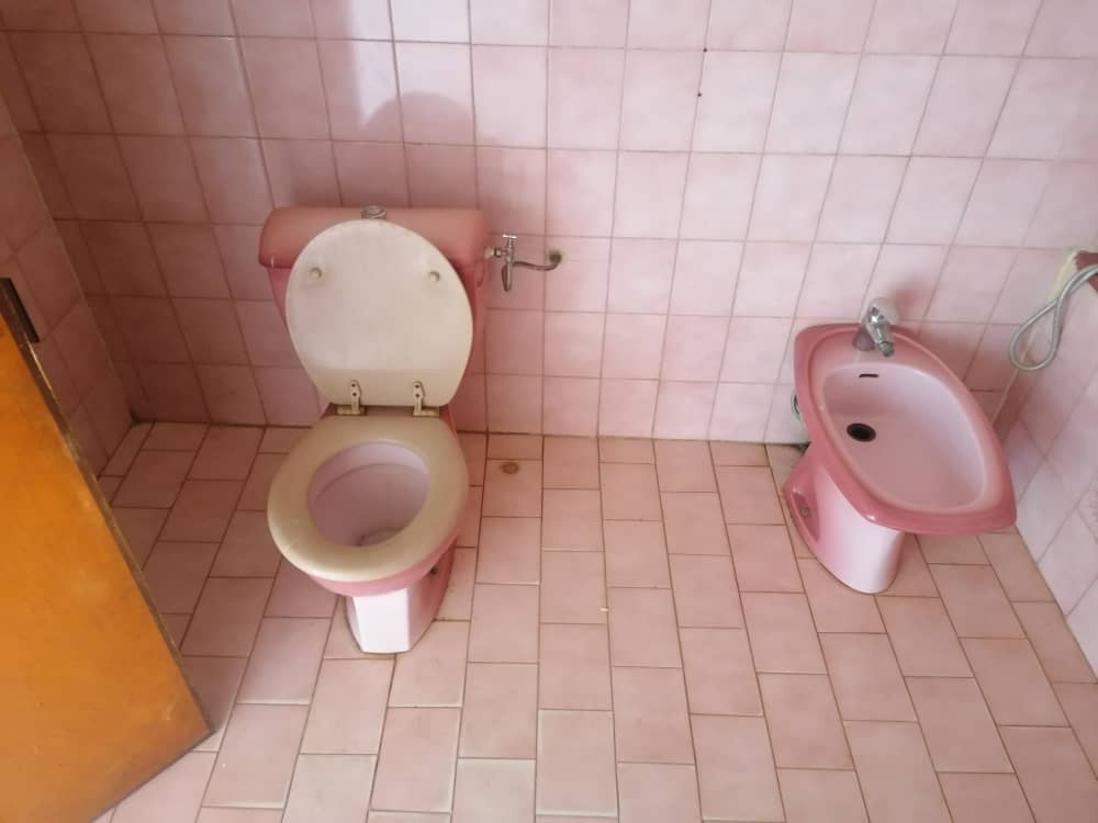 Bureau à louer à Yaoundé, Bastos, Moto Georges (appartement individuel) - 200 m2 - 600 000 FCFA
