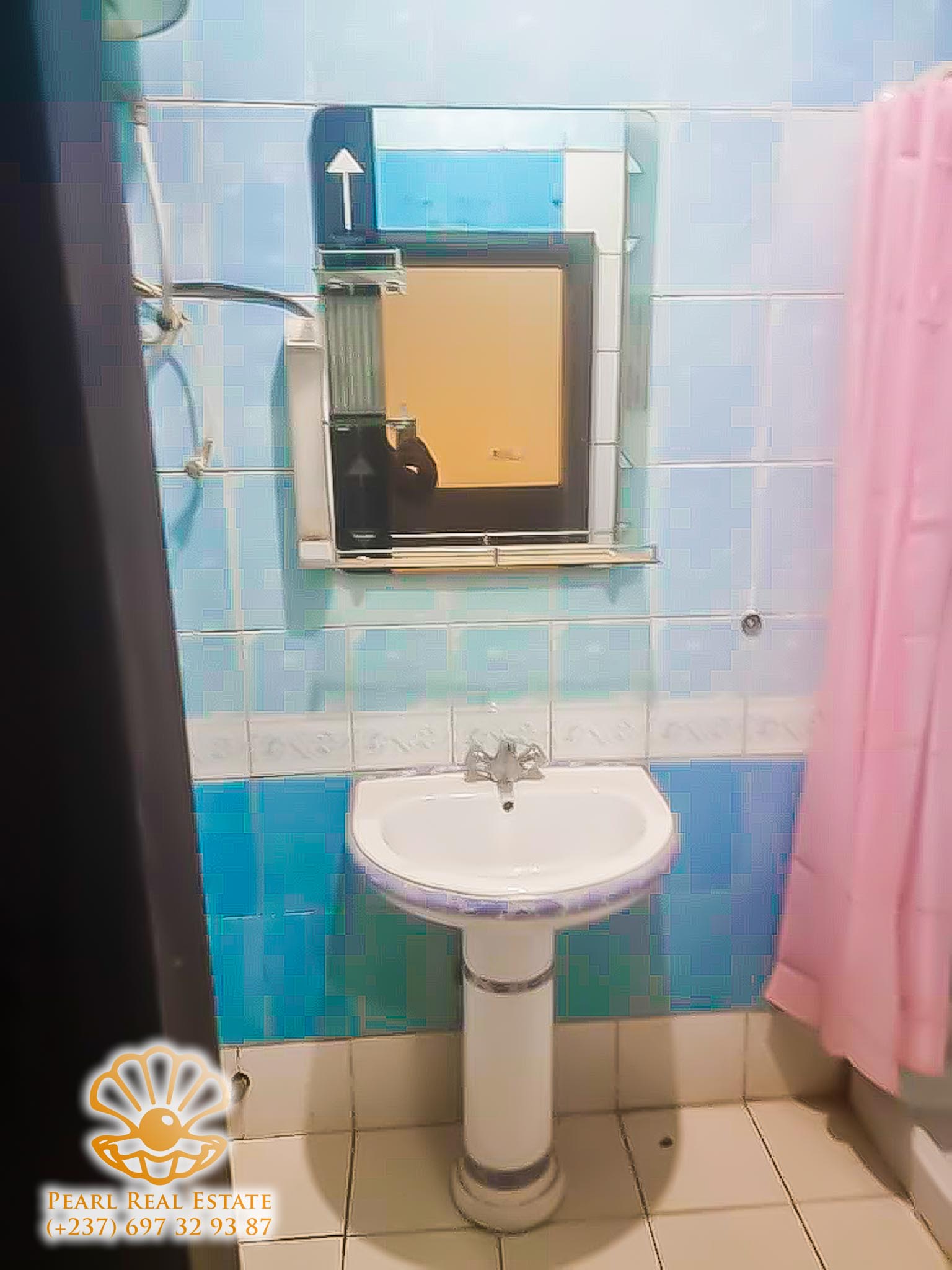Maison (Villa) à louer - Yaoundé, Bastos, Ambassade de Chine - 1 salon(s), 4 chambre(s), 3 salle(s) de bains - 1 500 000 FCFA / mois
