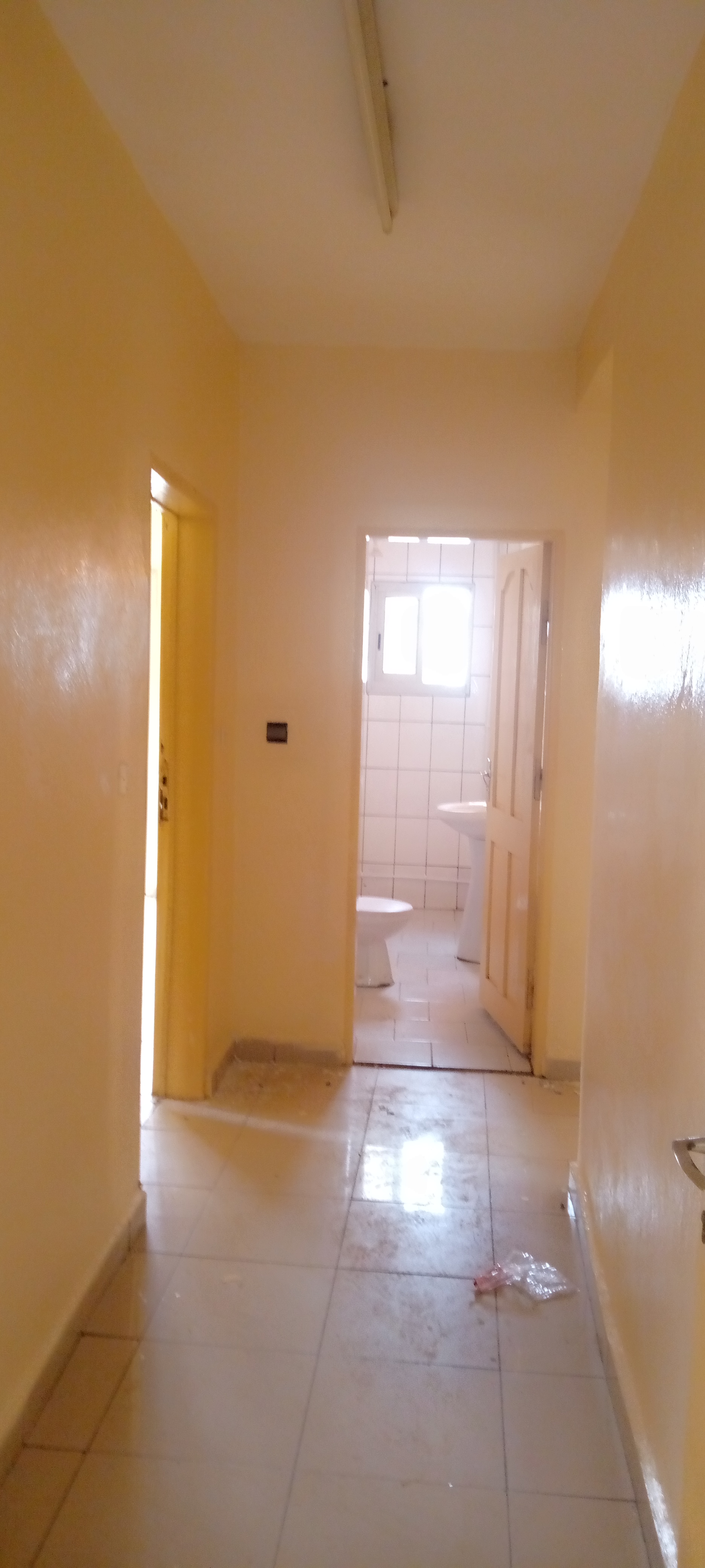 Appartement à louer - Yaoundé, Mfandena, Mfandena - 1 salon(s), 3 chambre(s), 2 salle(s) de bains - 300 000 FCFA / mois