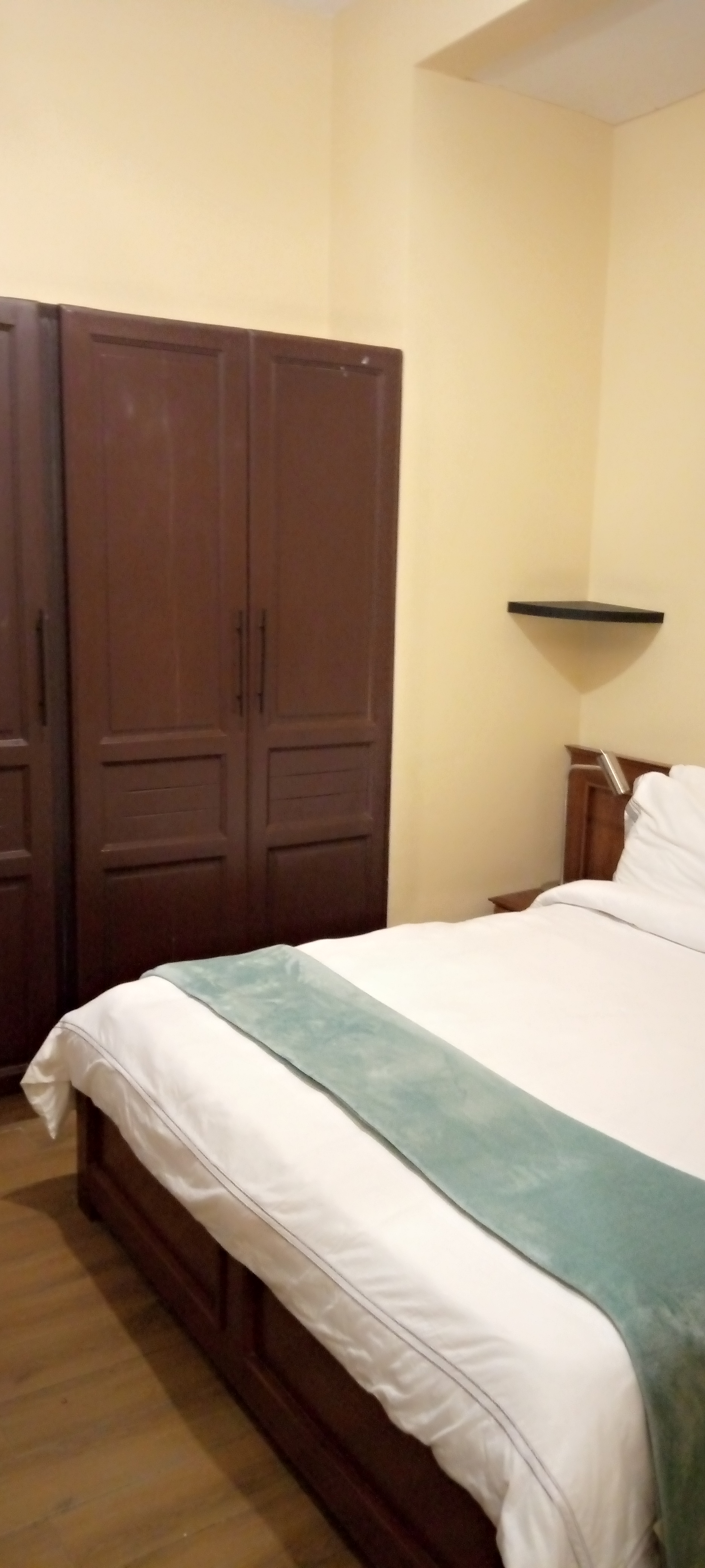 Apartment to rent - Yaoundé, Bastos, Bastos - 1 living room(s), 3 bedroom(s), 4 bathroom(s) - 2 000 000 FCFA / month