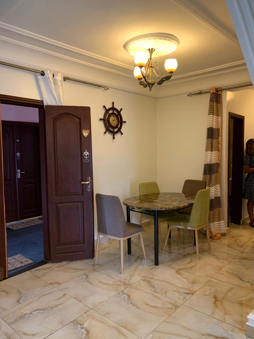 Appartement à louer - Yaoundé, Bastos, Bastos centre prix  à la  nuitée - 1 salon(s), 2 chambre(s), 3 salle(s) de bains - 70 000 FCFA / mois